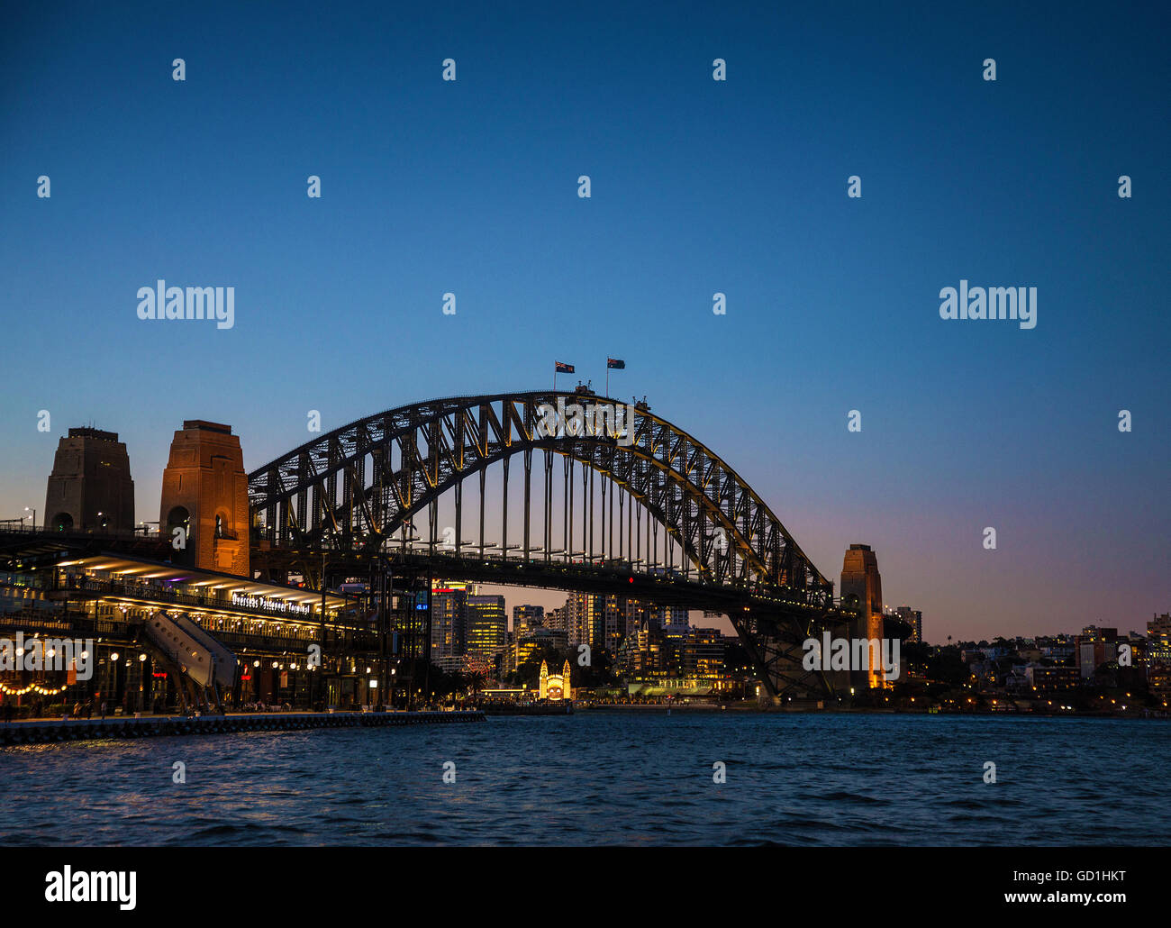 Ville de Sydney Harbour Bridge et Circular Quay terminal passager en Australie pendant la nuit Banque D'Images