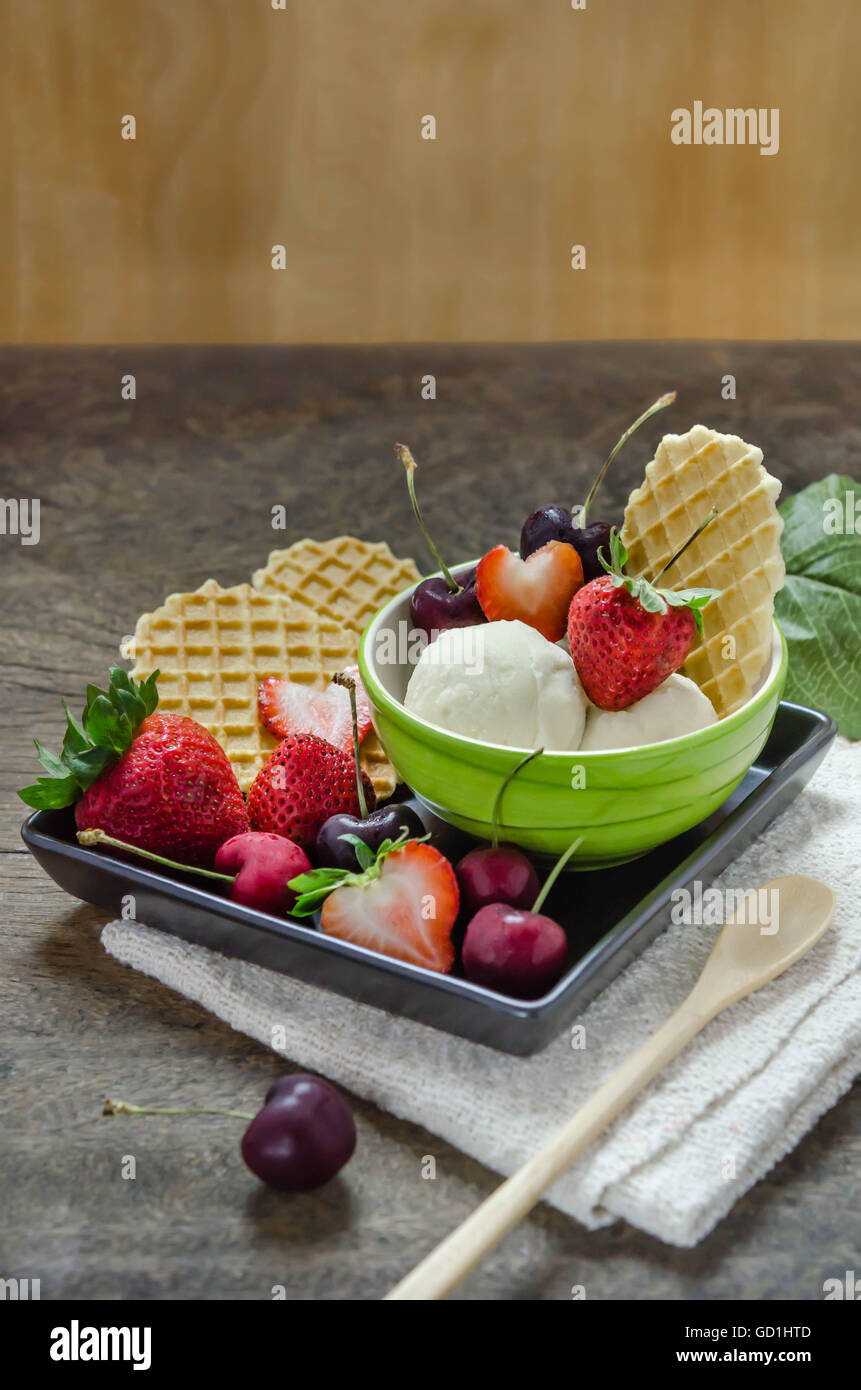 Boules de glace à la vanille avec les baies fraîches Fruits Banque D'Images