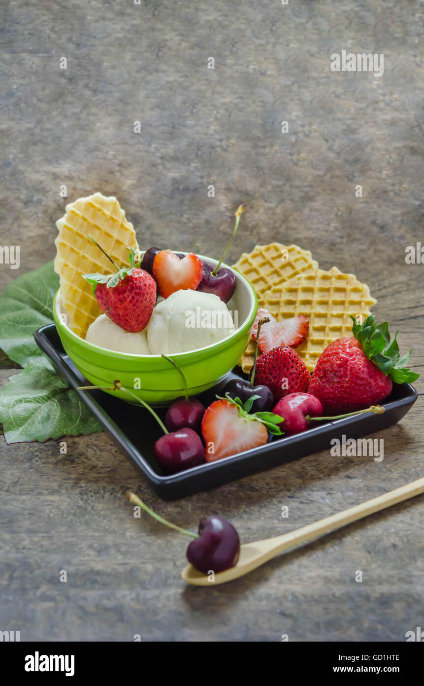 Boules de glace à la vanille avec les baies fraîches Fruits Banque D'Images