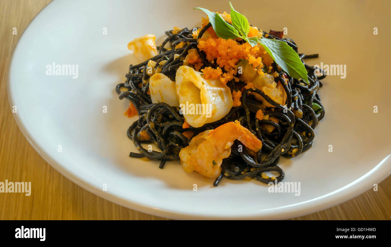 Spaghetti noir avec des fruits de mer et les oeufs de poissons on white plate Banque D'Images