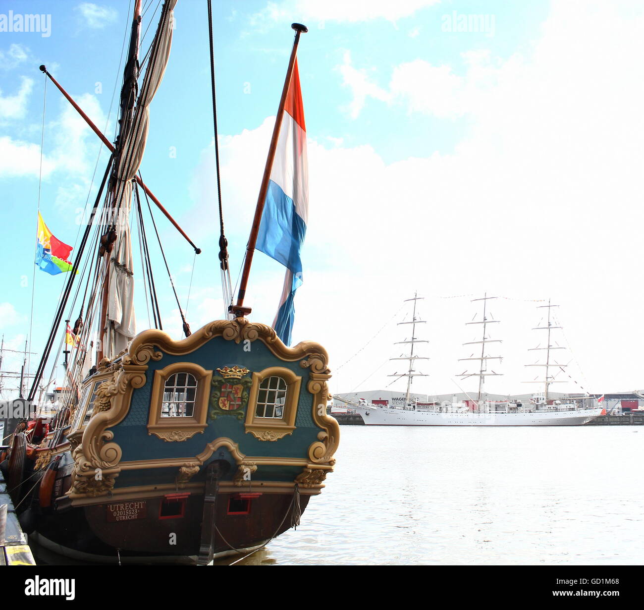 Tatenjacht "Utrecht". Réplique du 18e siècle Dutch sailing ship à Delfsail 2016. Grand voilier polonais Dar Młodzieży en arrière-plan Banque D'Images