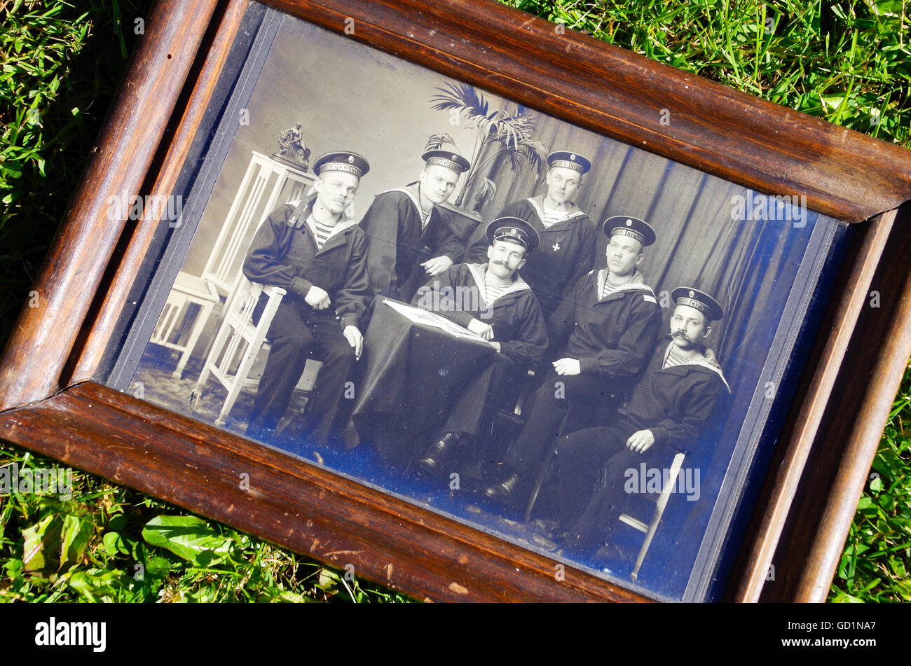 Une vieille photo encadrée de la marine russe de Sibirski Strelok. Une vieille photo retrouvée dans le grenier et portées à l'extérieur. Banque D'Images