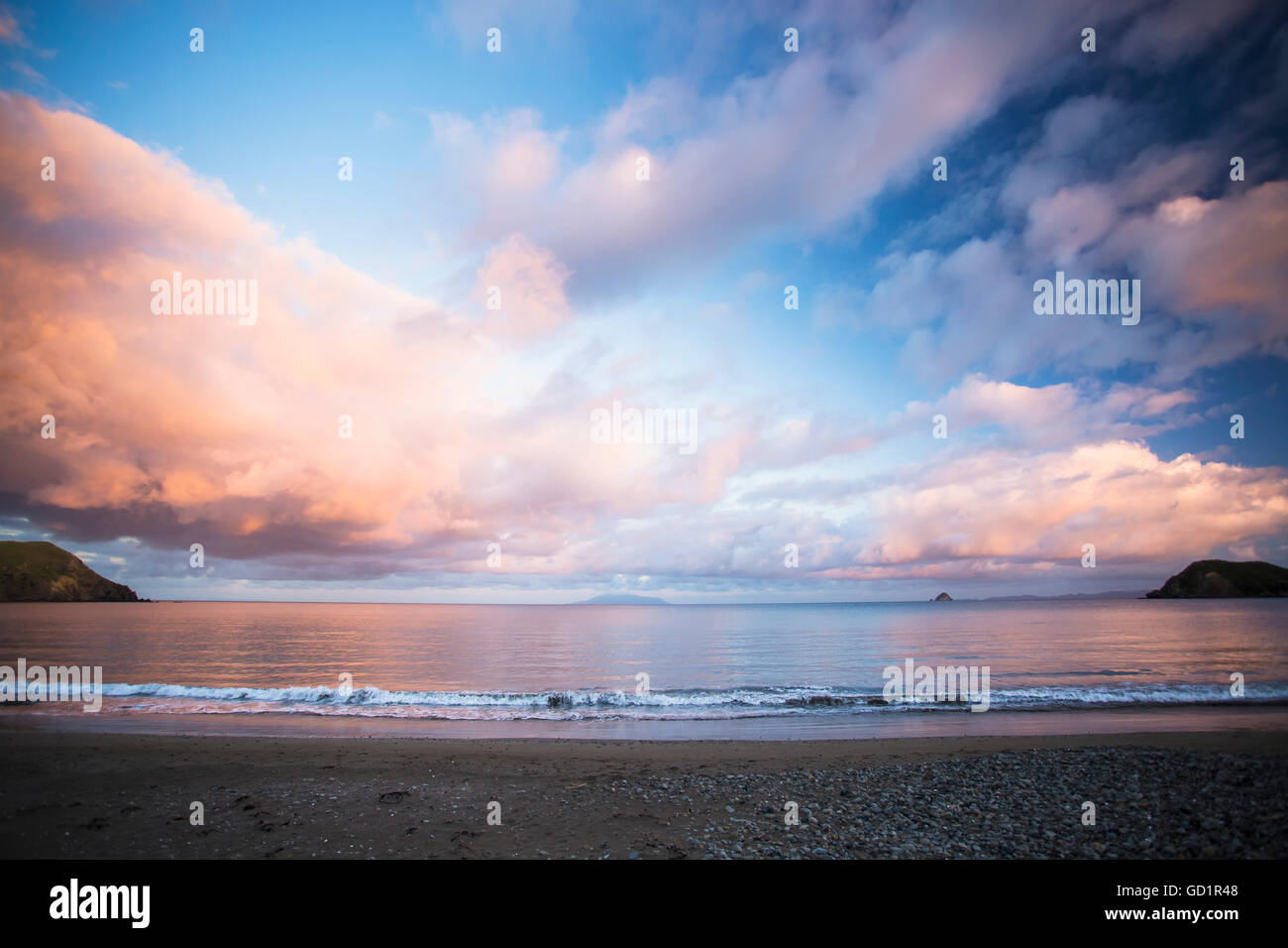 Un coucher de soleil sur une plage de Coromandel nord Port Jackson, Waikato, Nouvelle-Zélande Banque D'Images