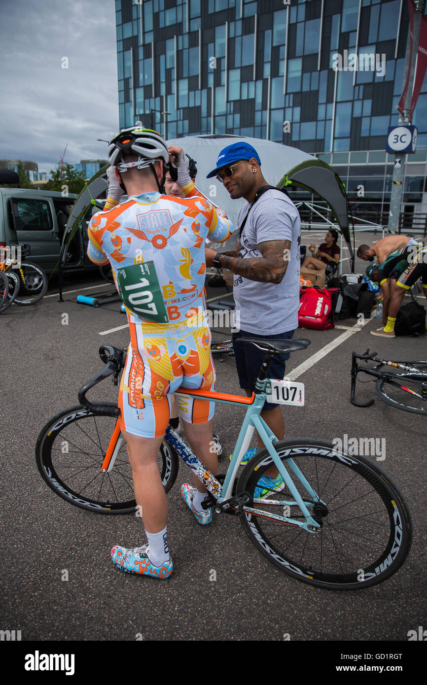Red Hook Criterium Londres 2016 Crit vélo Vélo Piste cyclable de pignon fixe à une vitesse de course cyclistes Penisnula Greenwich Banque D'Images