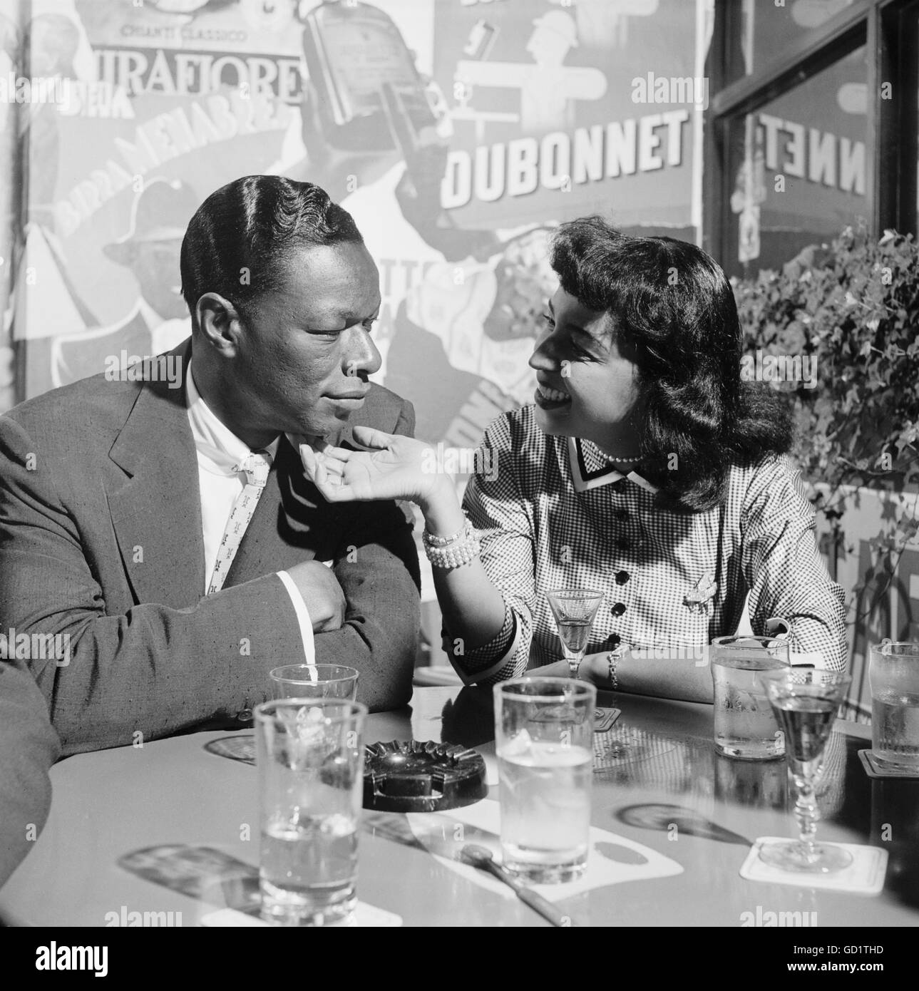 Nat King Cole et sa femme Maria, de prendre un cocktail, 1954 Banque D'Images