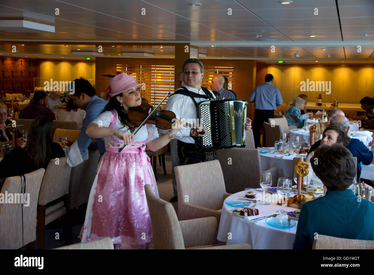 Les artistes allemands locaux pendant les 'goût d'Allemagne' dîner buffet à bord Alruna Viking lors d'une récente croisière Rhin Banque D'Images