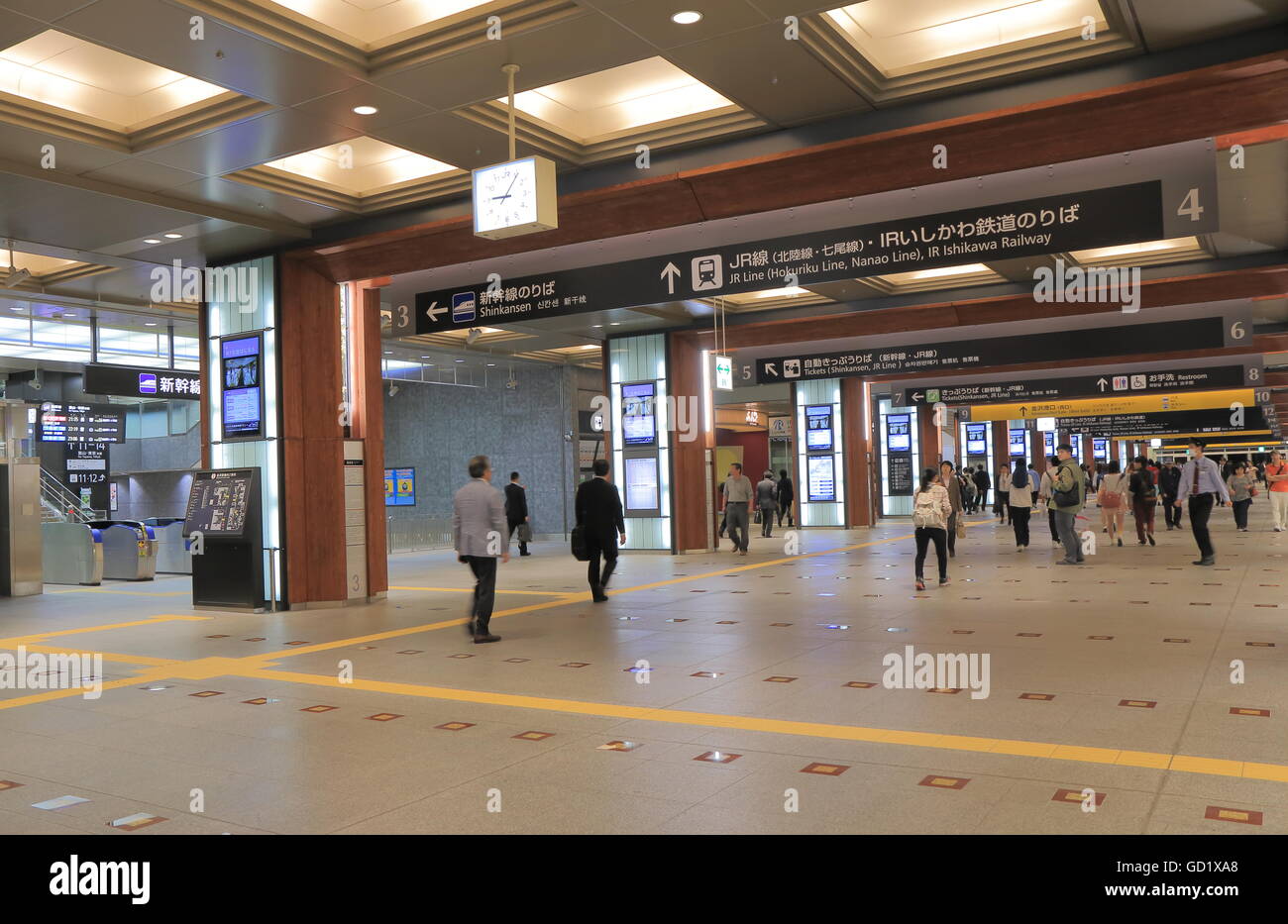 Les gens voyagent à la gare de Kanazawa à Kanazawa au Japon. Banque D'Images