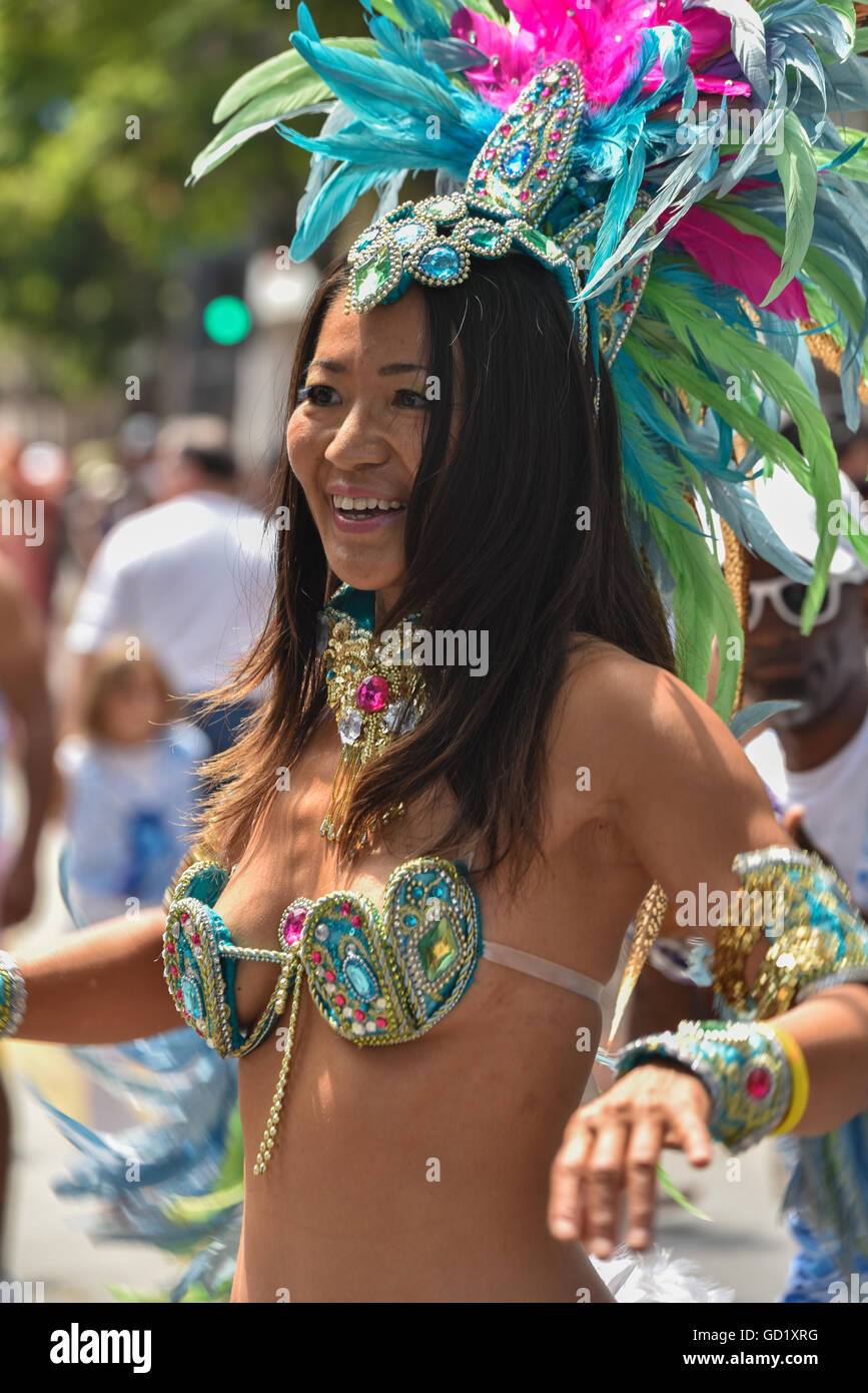 Un danseur de samba au solstice d'été annuelle' parade à Santa Barbara, Californie Banque D'Images