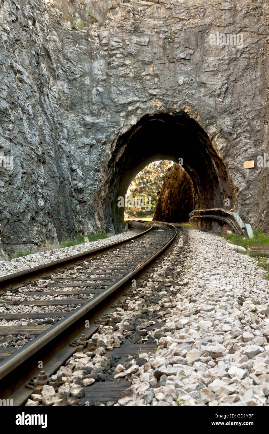 Des voies de chemin de fer et le tunnel sculpté dans la pierre à l'entrée arrière-pays dalmate près de Labin, Dalmatie, Croatie Banque D'Images
