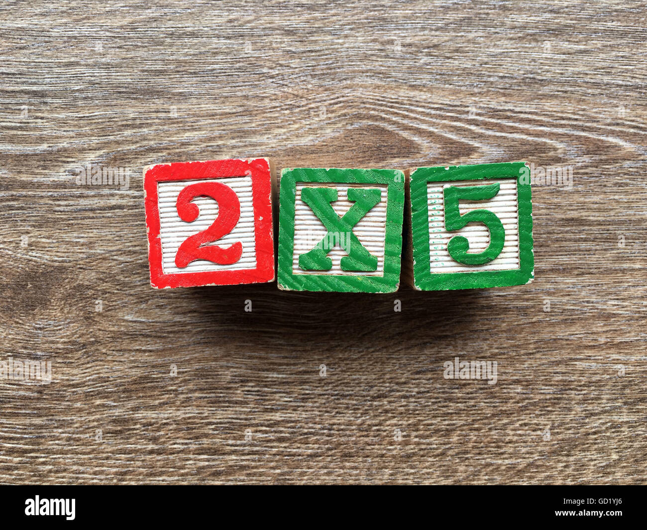 2X5 avec les numéros de blocs en bois Banque D'Images