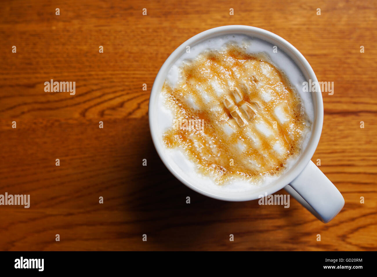 Café Latte au caramel avec crème fouettée Banque D'Images