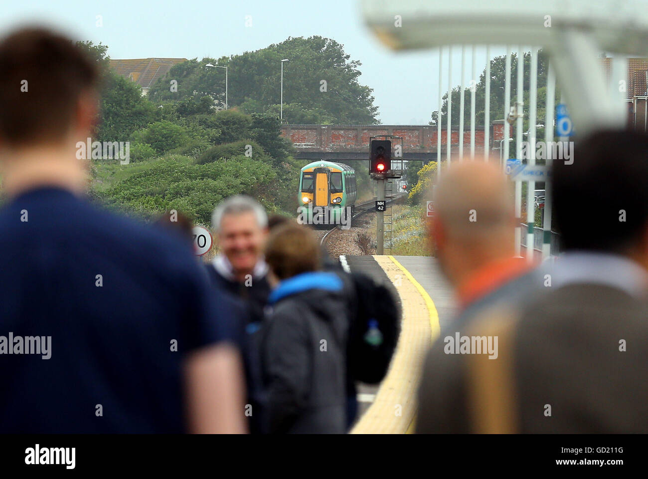 Un chemin de fer du sud de Londres en direction train arrive à la gare de Seaford dans l'East Sussex comme la société a mis en œuvre un nouveau calendrier coupe d'aujourd'hui plus de 300 trains de son horaire normal. Banque D'Images