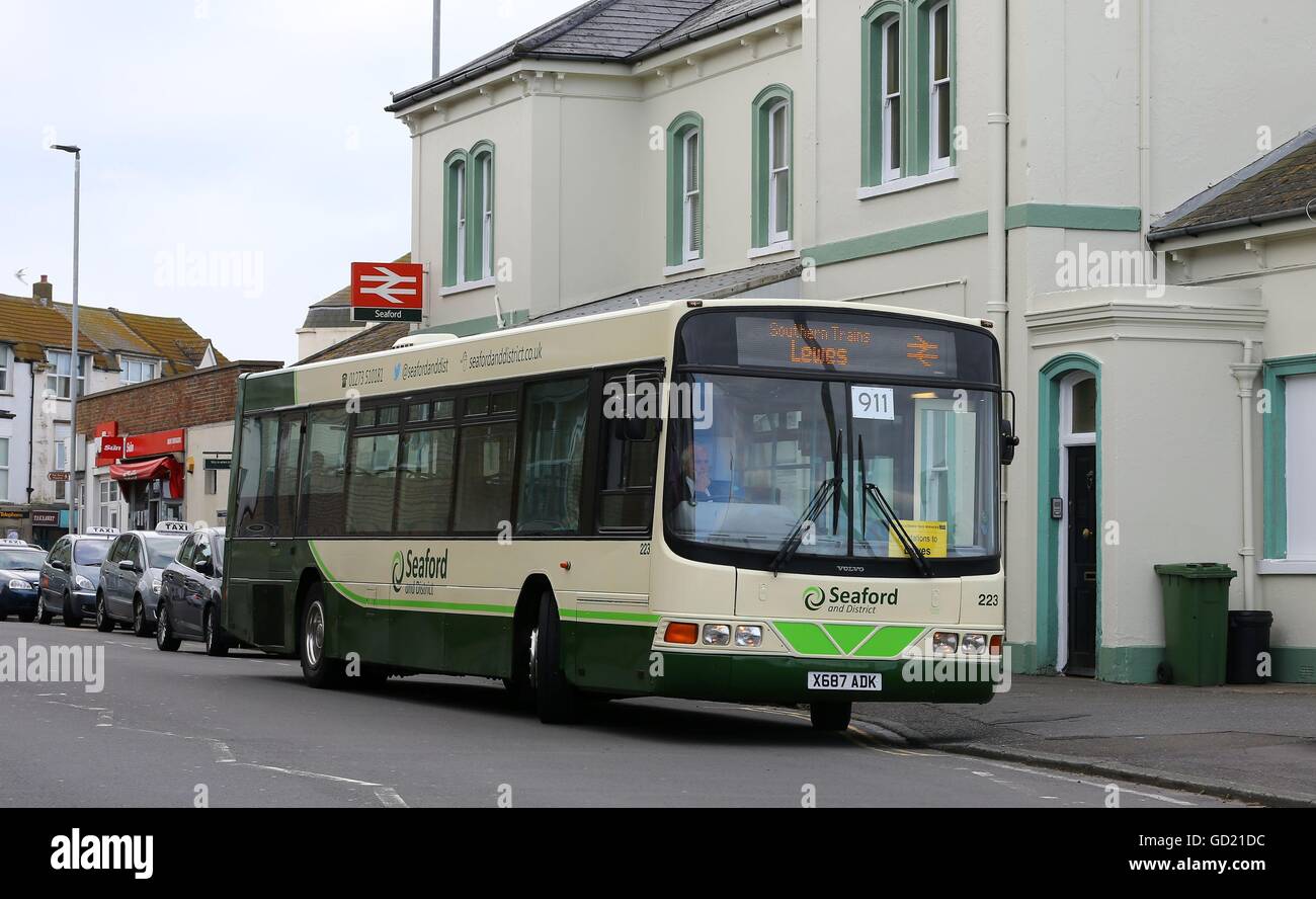 Remplacement d'un rail à l'extérieur de la station de bus de Seaford dans l'East Sussex dans le sud de chemins mis en œuvre un nouveau calendrier coupe d'aujourd'hui plus de 300 trains de son horaire normal. Banque D'Images