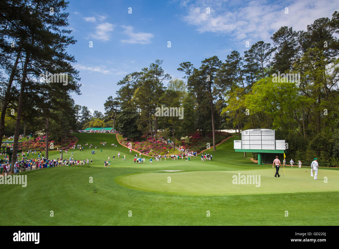 6e vert et au-delà en t à l'Augusta National Golf Club au cours de l'US Masters Golf Tournament, Augusta, Géorgie, USA Banque D'Images