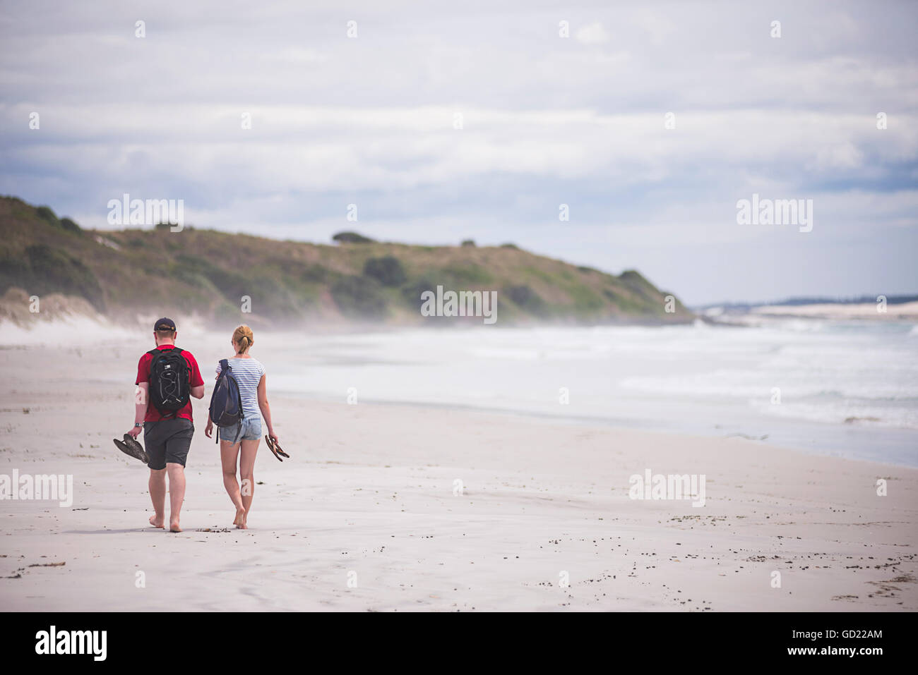 Les touristes marcher sur la plage, un populaire Rarawa et belle plage de sable blanc dans la région de Northland, North Island, New Zealand Banque D'Images