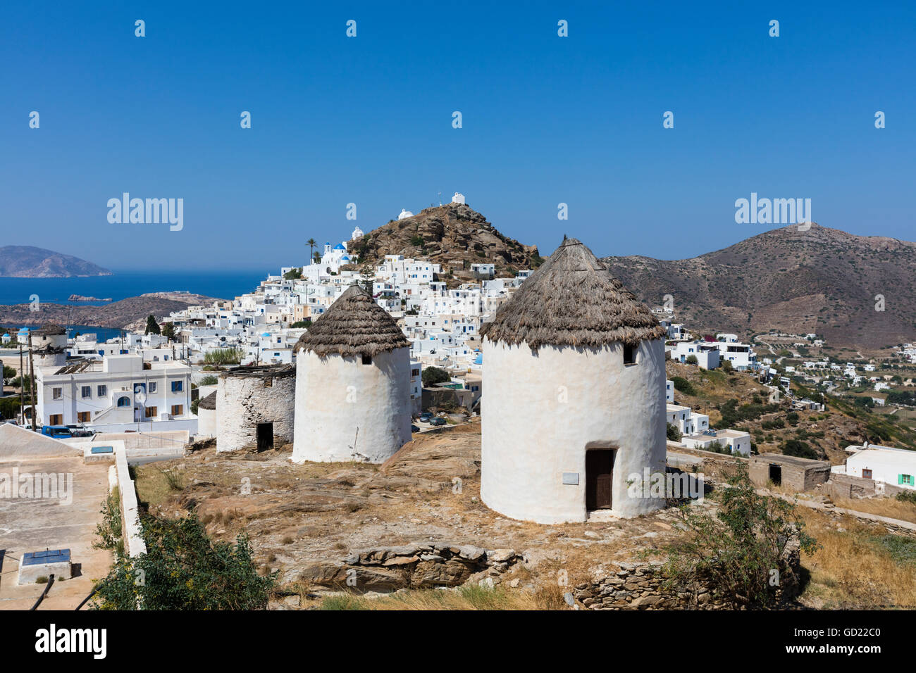 Un village typiquement grec perché sur un rocher avec des maisons blanches et bleues et de pittoresques moulins à vent, Ios, Cyclades, îles grecques, Grèce Banque D'Images