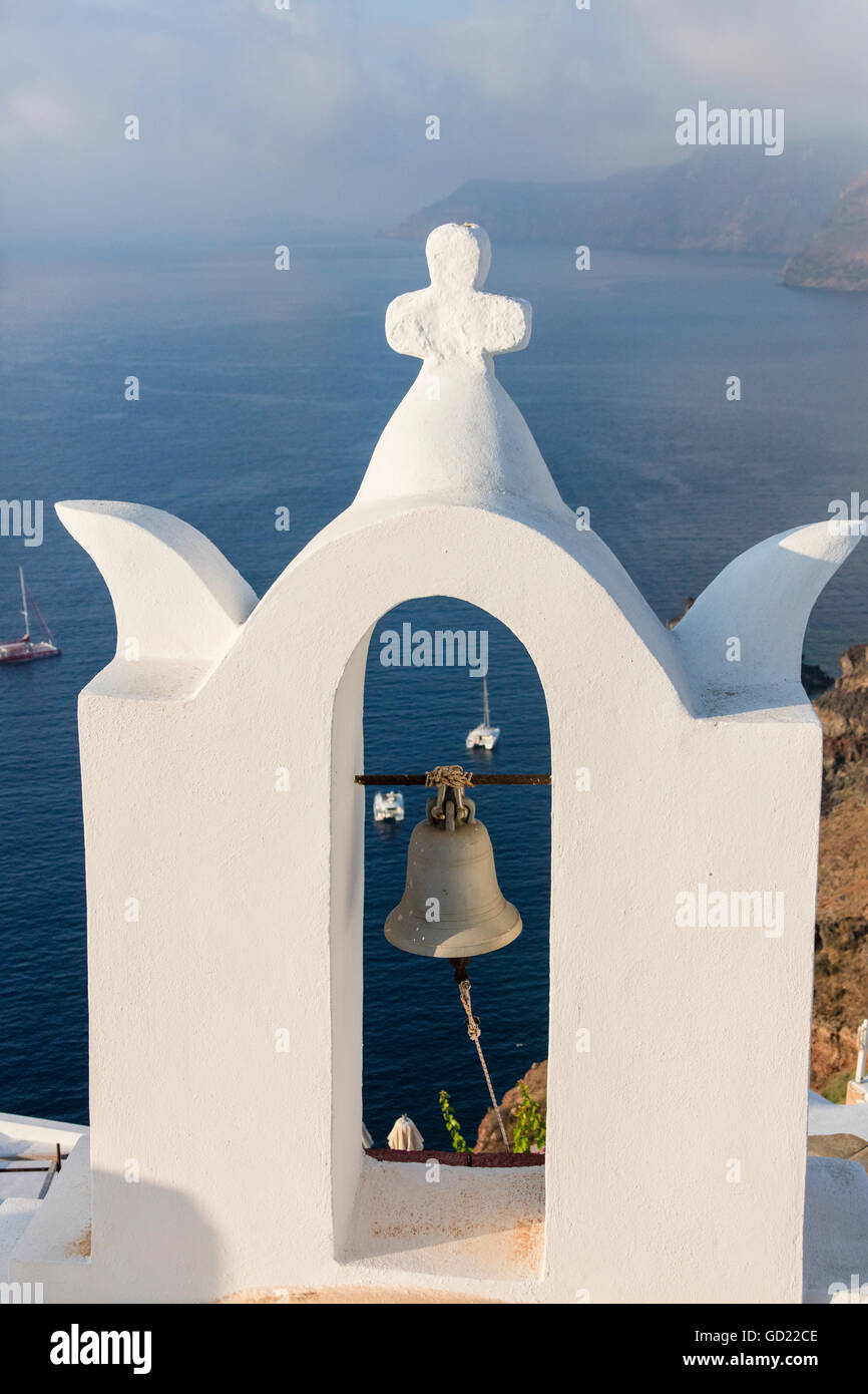 Le clocher de l'église blanche et le bleu de la mer Egée en tant que symboles de la Grèce, l'Oia, Santorini, Cyclades, îles grecques, Grèce Banque D'Images