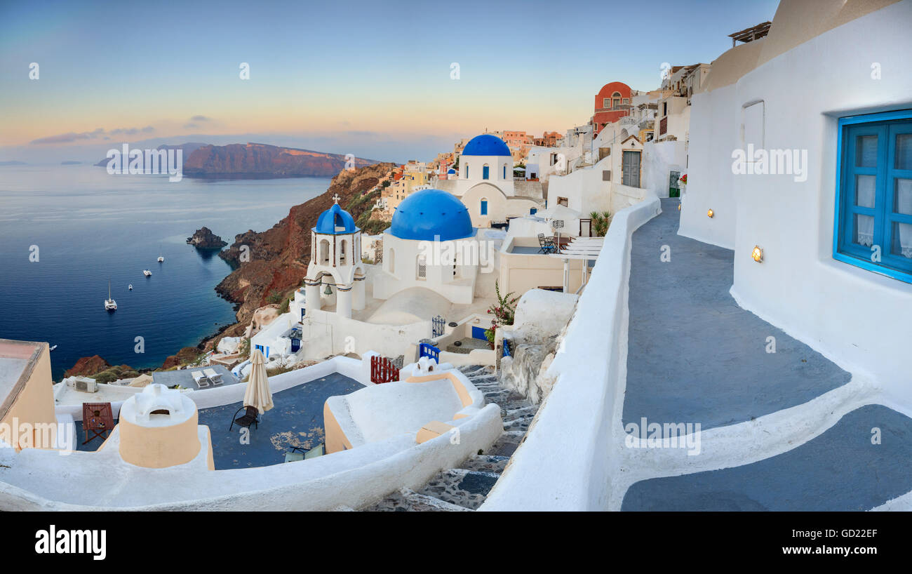 Maisons Blanches et dômes bleus des églises dominent la mer Égée, Oia, Santorin, Cyclades, îles grecques, Grèce, Europe Banque D'Images