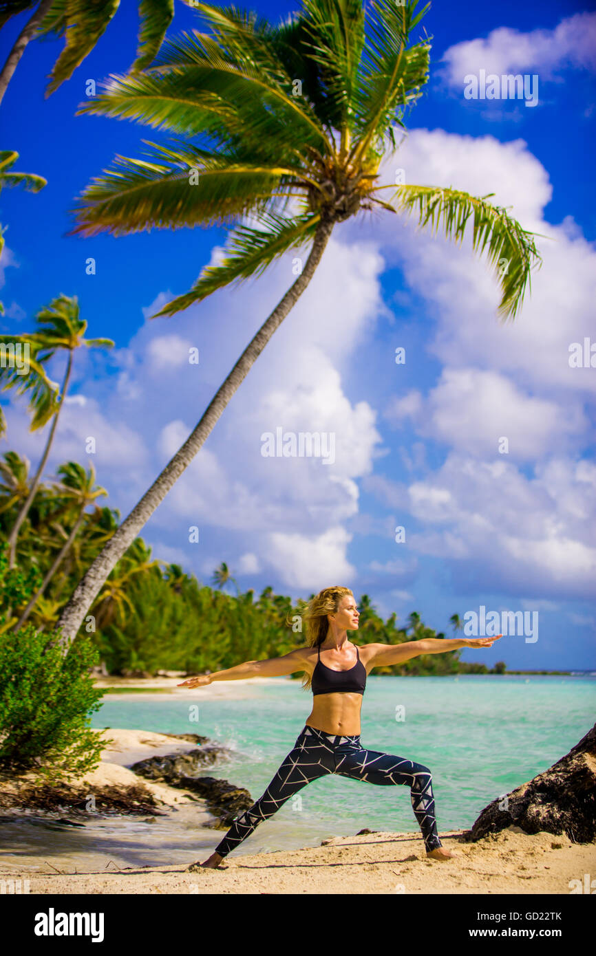 Woman doing yoga, Le Taha'a Resort, Tahiti, Polynésie Française, Pacifique Sud, du Pacifique Banque D'Images