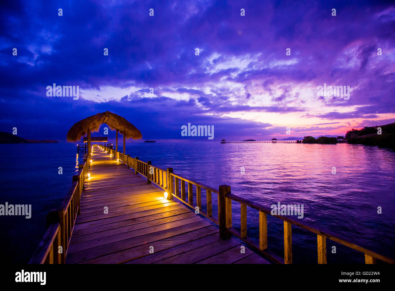 Coucher de soleil sur l'embarcadère, l'hôtel Seraya, l'île de Flores, en Indonésie, en Asie du Sud-Est, l'Asie Banque D'Images