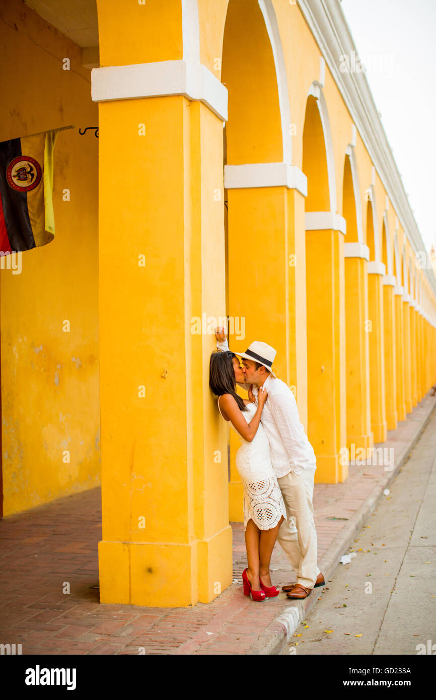 Couple posing in the street, Vieille-ville, à Carthagène, Colombie, Amérique du Sud Banque D'Images