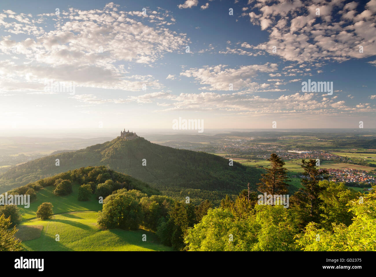 Le château de Burg Hohenzollern au coucher du soleil, les Alpes Souabes, Baden-Wurttemberg, Germany, Europe Banque D'Images
