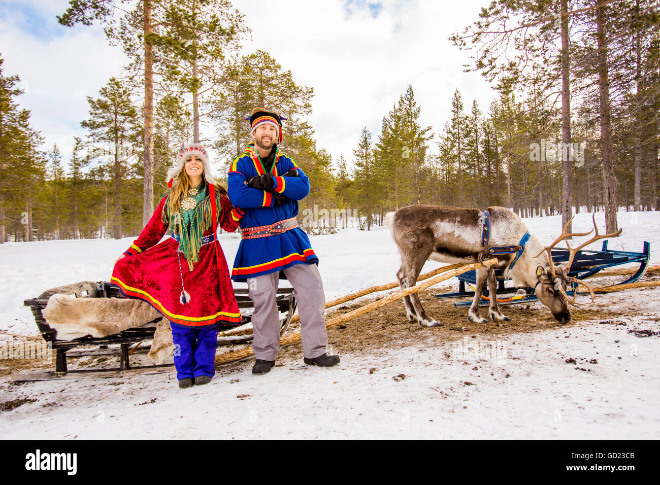 Couple wearing Sami traditionnels costumes, Safari Rennes, Village d'Igloos Kakslauttanen, Rauma, Finlande, Scandinavie, Europe Banque D'Images