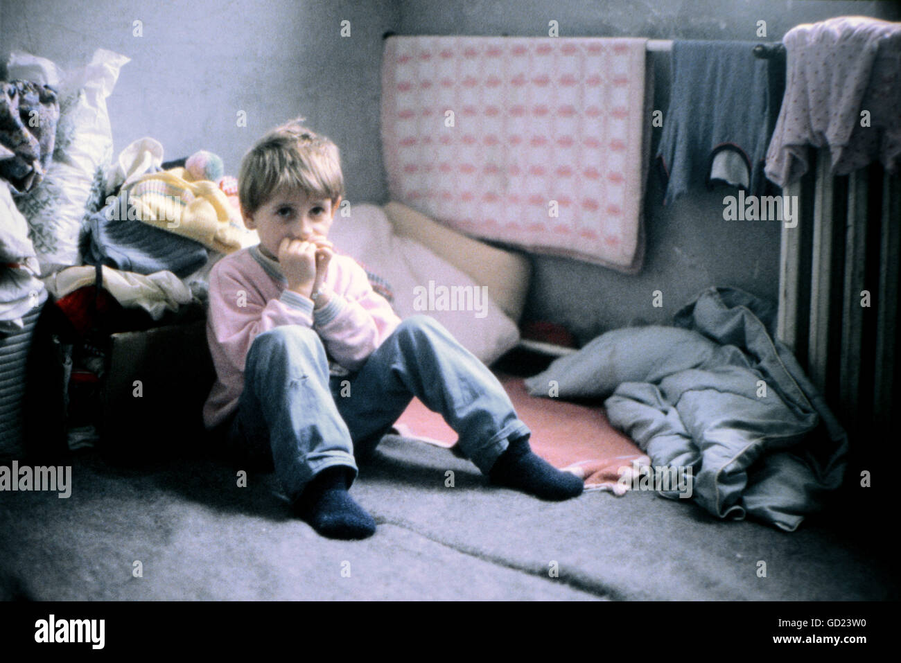 Événements, guerre de Bosnie 1992 - 1995, réfugiés dans les villages autour de Sarajewo à Posusje, Bosnie, 15.12.1992, Yougoslavie, guerres yougoslaves, Balkans, conflit, peuple, misère, années 1990, 90, 20e siècle, historique, historique, eau, droits additionnels-Clearences-non disponible Banque D'Images