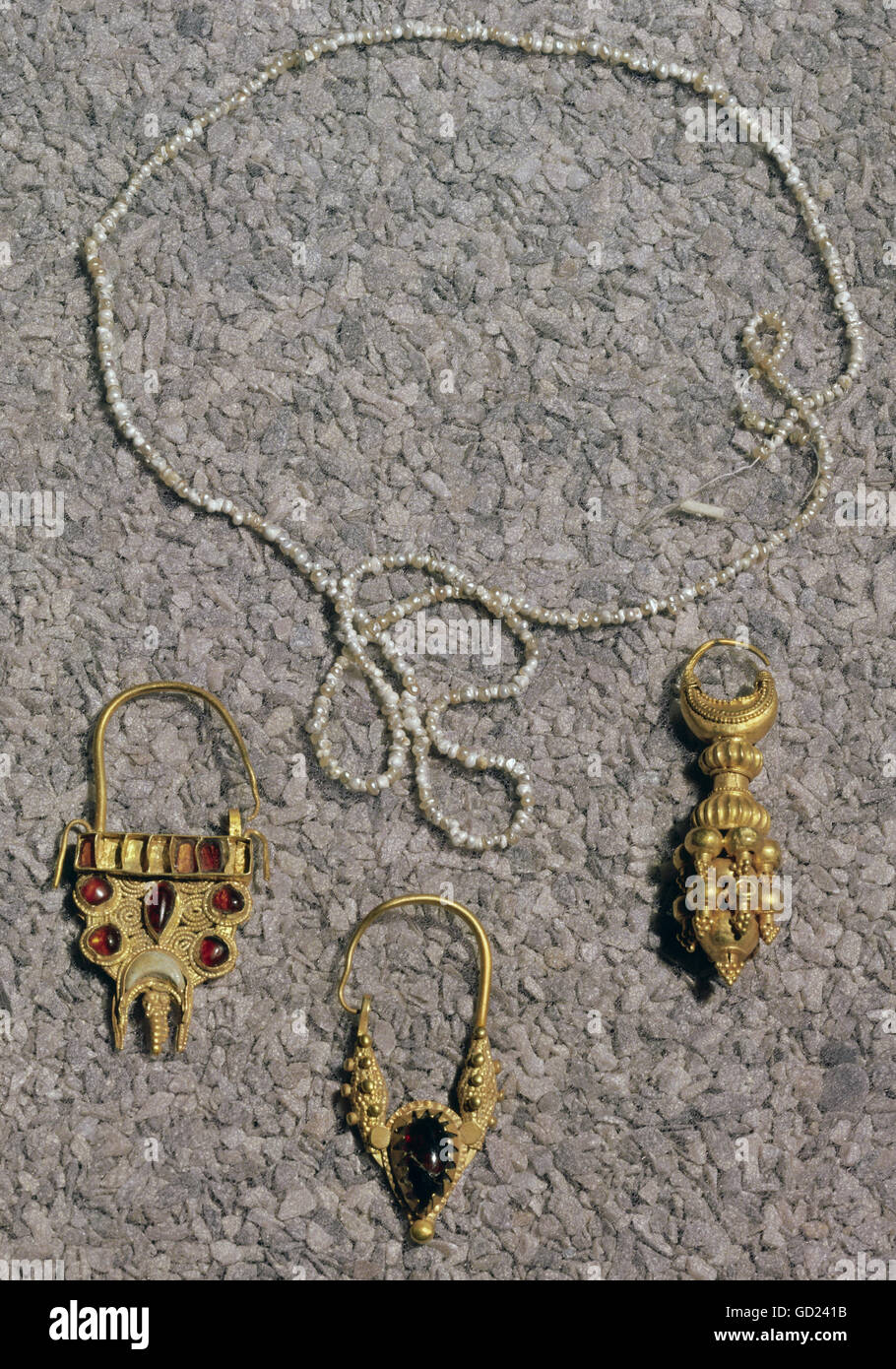 Beaux-arts, antiquité, Sassanides, bijoux, collier et boucles d'oreilles, perles, Or et grenat, 3e - 6e siècle, Musée national de l'Irak, Bagdad, , n'a pas d'auteur de l'artiste pour être effacé Banque D'Images