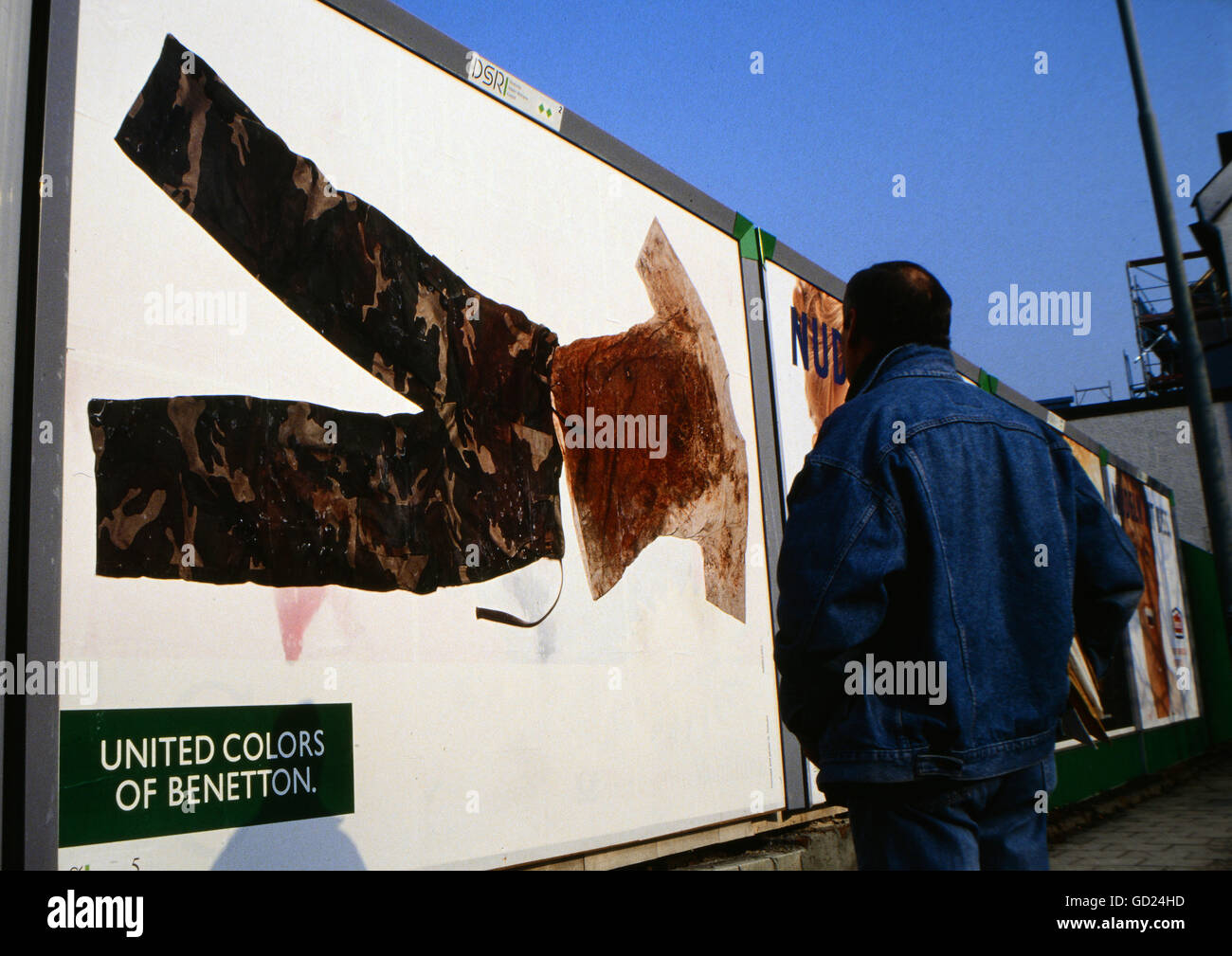 Publicité, mode, poster publicitaire du Groupe Benetton montrant les vêtements d'une victime de la guerre civile bosniaque, Munich, février 1994, droits additionnels-Clearences-non disponible Banque D'Images