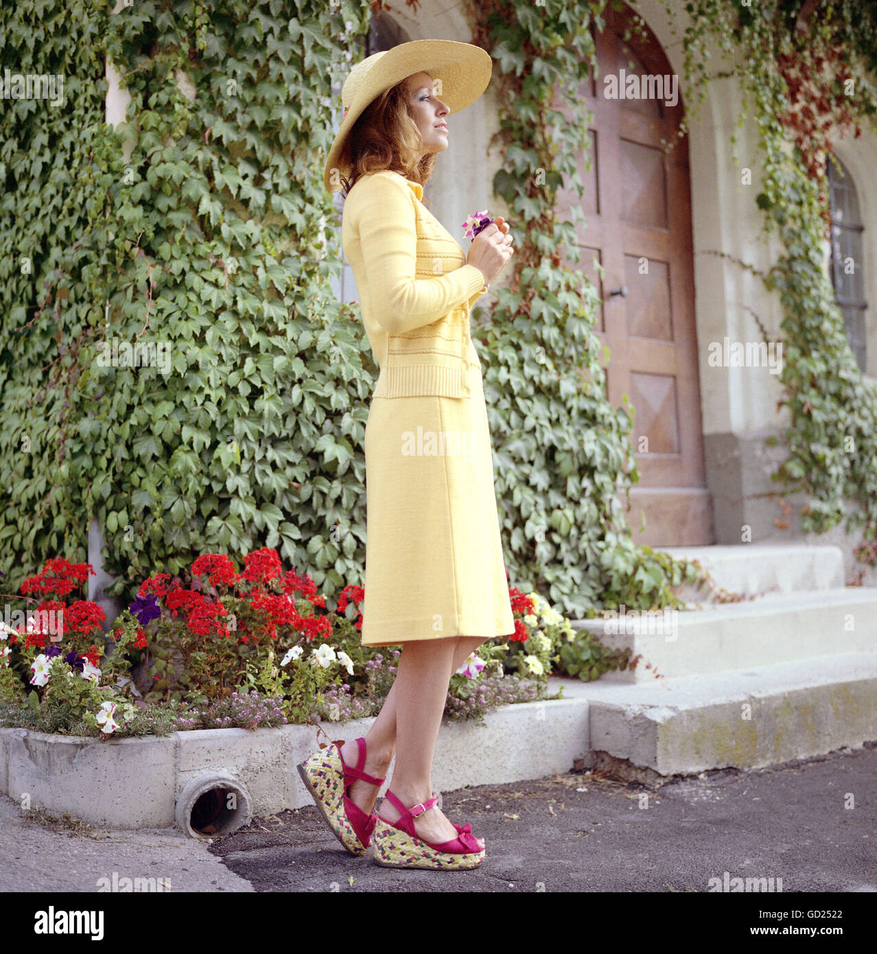 Mode, mode pour femmes, femme en costume jaune pour femmes, 1975, droits supplémentaires-Clearences-non disponible Banque D'Images