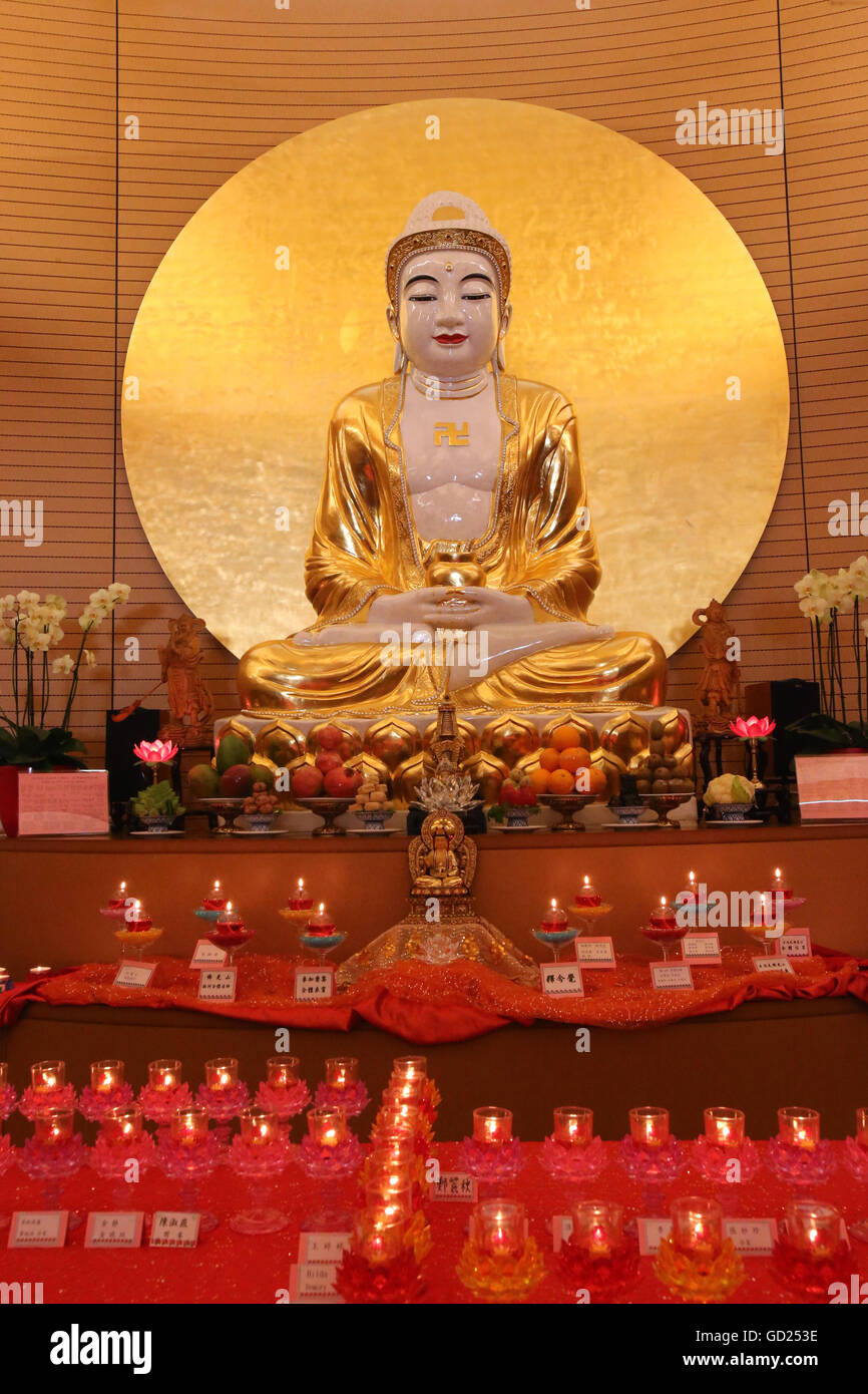 Statue de Bouddha sur l'autel principal dans la salle du Bouddha, Temple Fo Guang Shan, Genève, Suisse, Europe Banque D'Images