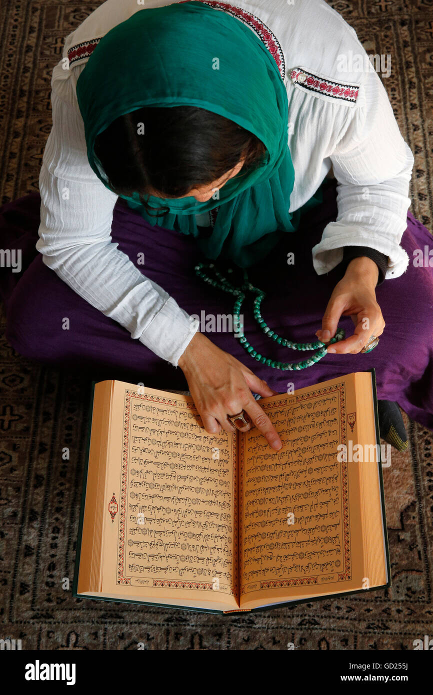 Femme musulmane lecture Kuran, Montrouge, Hauts-de-Seine, France, Europe Banque D'Images