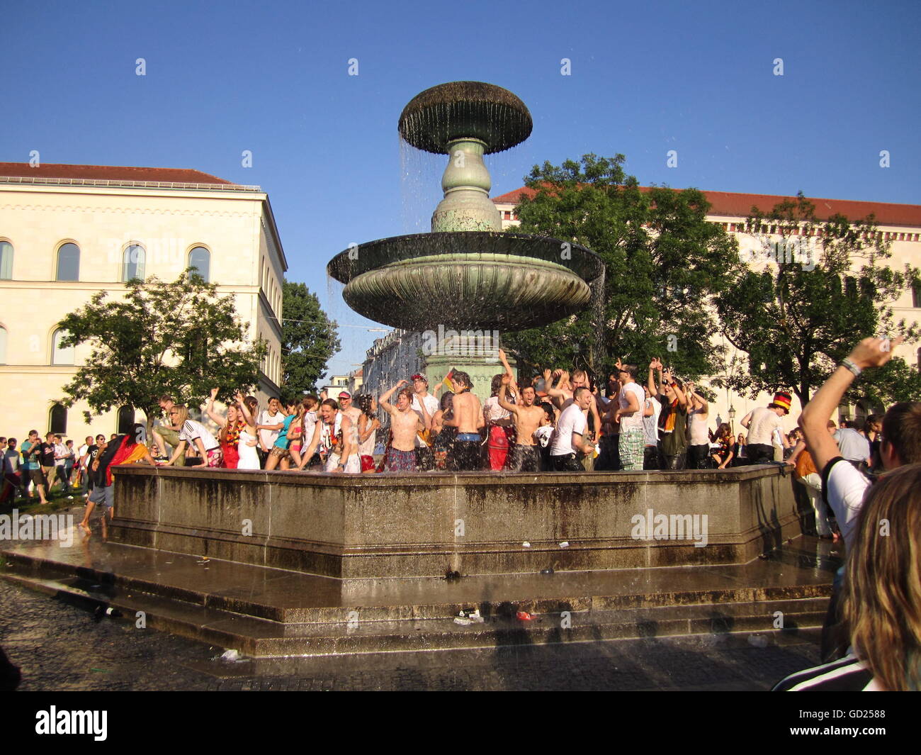 Sports, football / football, FIFA Wold Championship 2010, match Argentine contre Allemagne, les fans allemands célébrant la victoire allemande à Ludwigstrasse, dans la fontaine de l'Université, Munich, Bavière, Allemagne, 3.7.2010, droits additionnels-Clearences-non disponible Banque D'Images