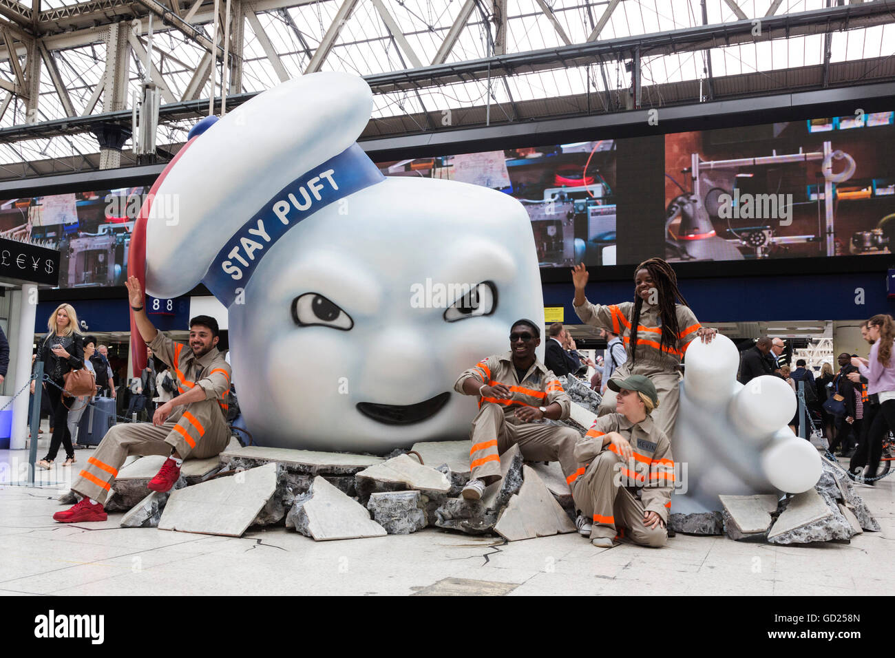 Londres, Royaume-Uni. 11 juillet 2016. Les banlieusards se trouva face à face avec menace de guimauve de mammouth comme Bibendum pulvérise dans le sol de la gare de Waterloo. Le film fait son redémarrage Ghostbusters retour à la cinémas 30 ans après la sortie du film original. Banque D'Images