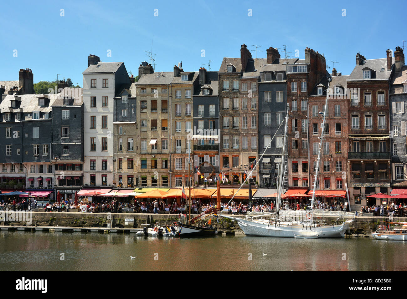 Honfleur et son port pittoresque, le vieux bassin et le quai Sainte
