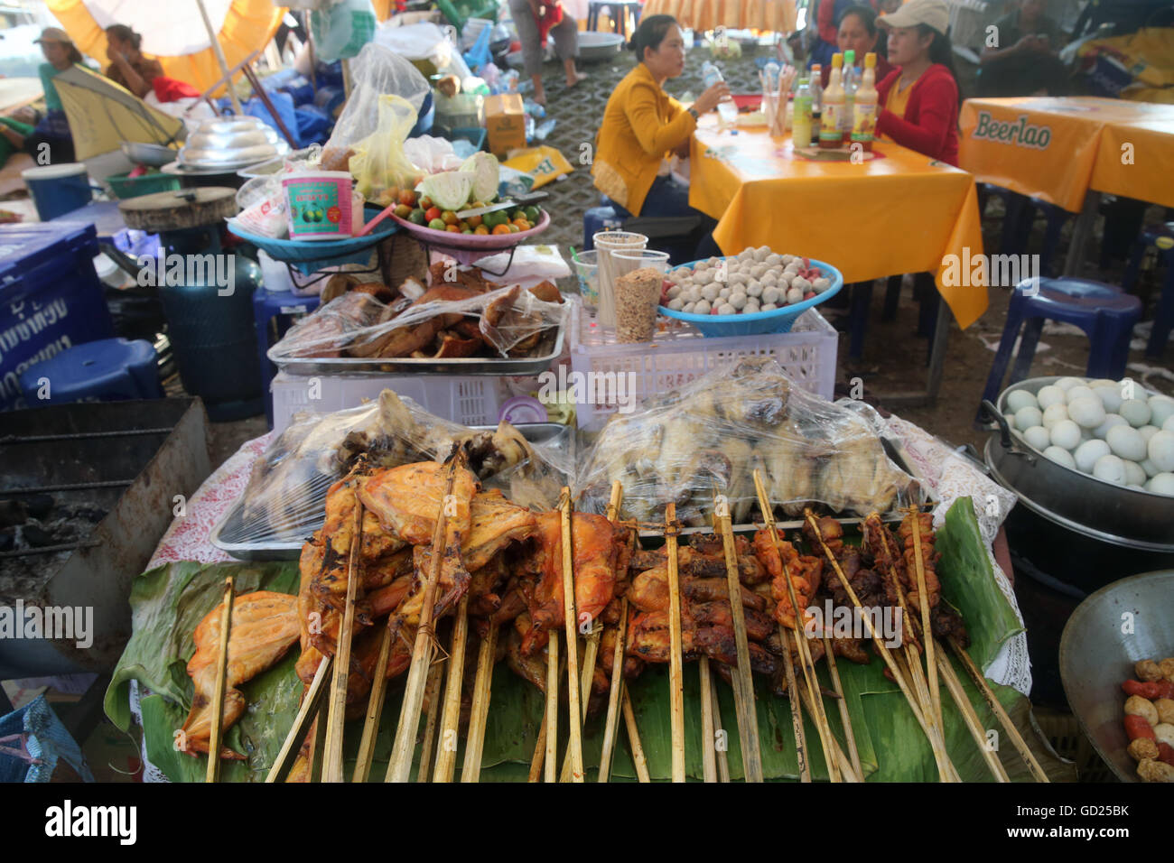 Street restaurant fried chicken, Vientiane, Laos, Indochine, Asie du Sud-Est, l'Asie Banque D'Images