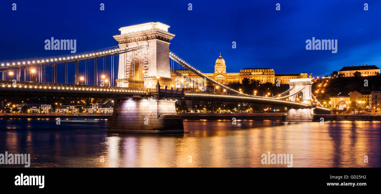 Pont des Chaînes et le château de Buda, la nuit, l'UNESCO World Heritage Site, Budapest, Hongrie, Europe Banque D'Images