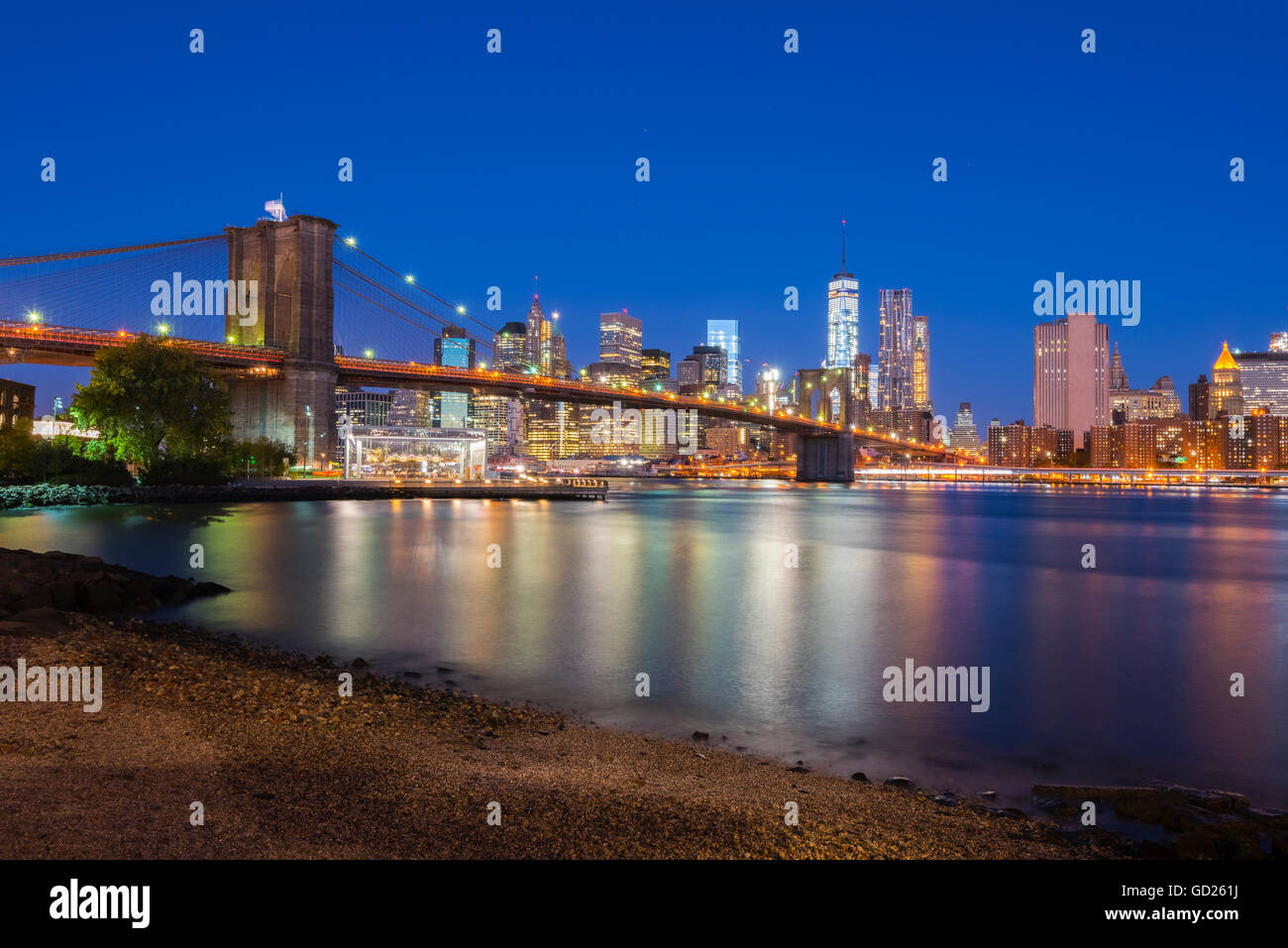 Pont de Brooklyn au cours de l'East River, le Lower Manhattan skyline, y compris la liberté de la Tour World Trade Center, New York, USA Banque D'Images