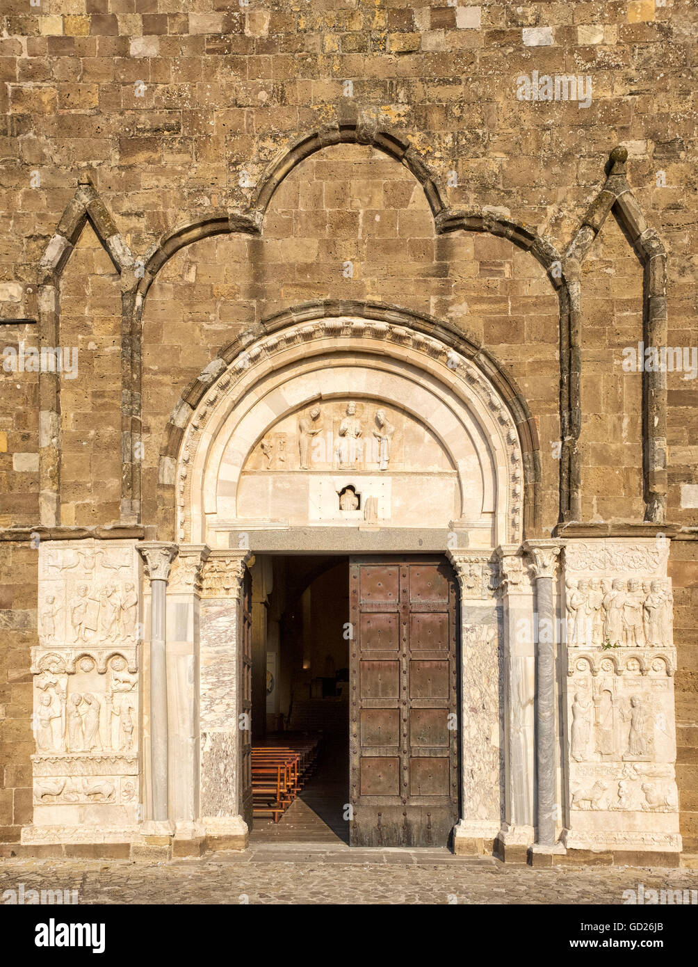Entrée principale de l'abbaye de San Giovanni in Venere, Fossacesia, Italie Banque D'Images