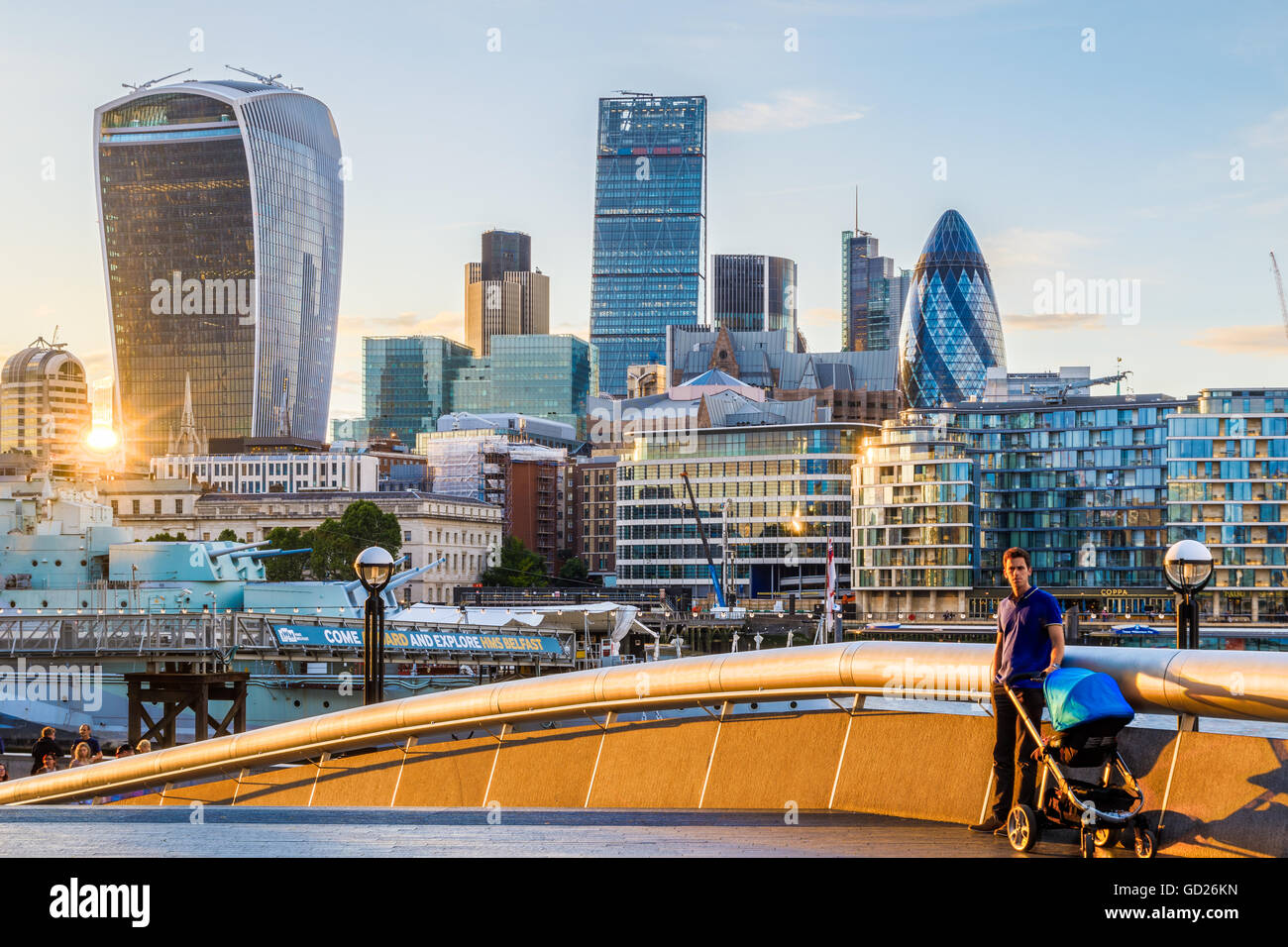 Londres, Royaume-Uni - 24 juin 2016 - Un jeune père de famille avec un landau de bébé dans un contexte de quartier financier de Londres au coucher du soleil Banque D'Images