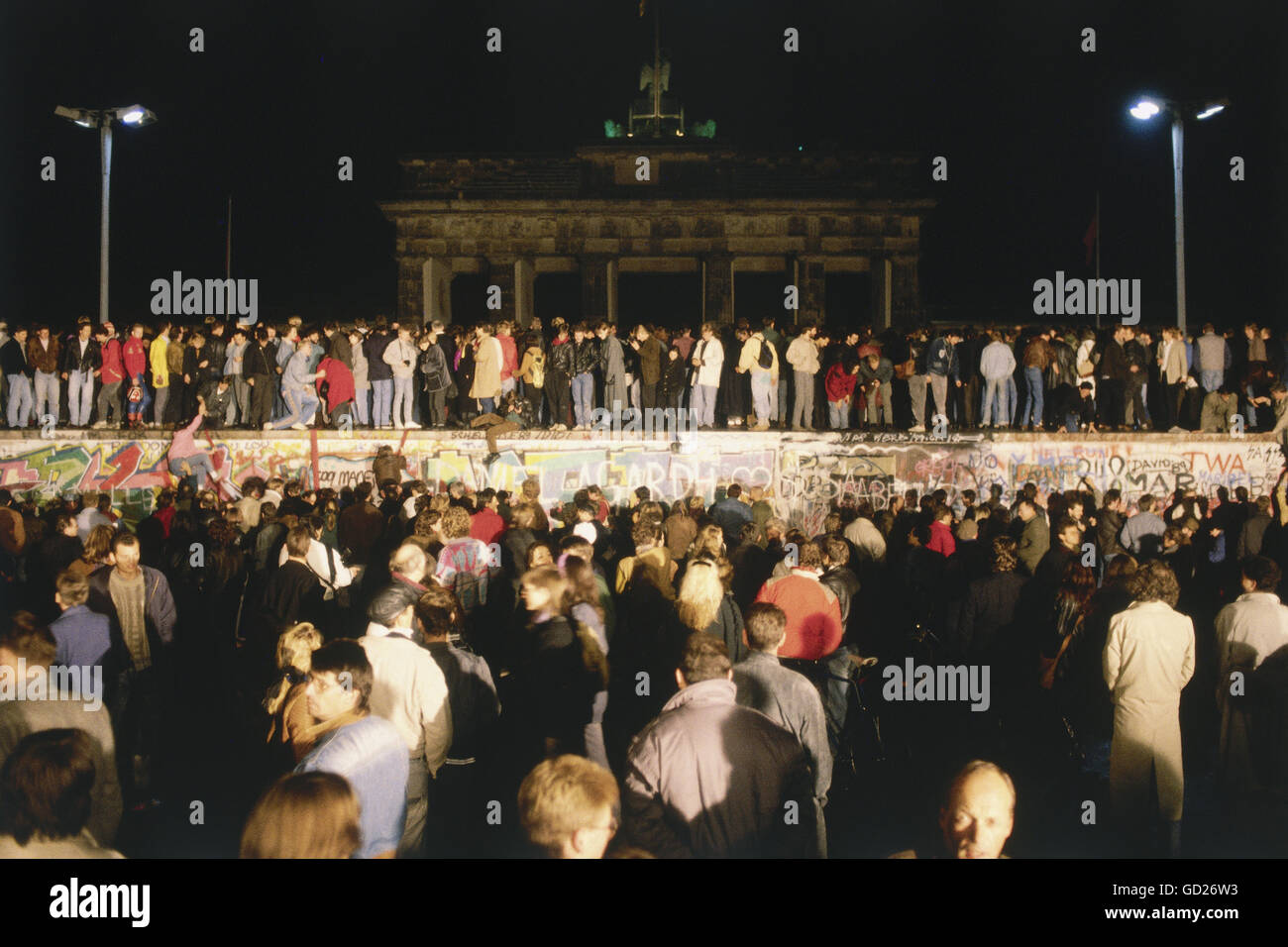 Géographie / voyage, Allemagne, réunification allemande, chute du mur de Berlin, 9.11.1989, foule de personnes sur le mur, historique, historique, Europe, 20e siècle, années 1980, GDR, ouverture du mur, Brandenburger Tor, porte, politique, événements, événement, ouvert, Allemagne de l'est, nuit, novembre 89, novembre 89, droits supplémentaires-Clearences-non disponible Banque D'Images