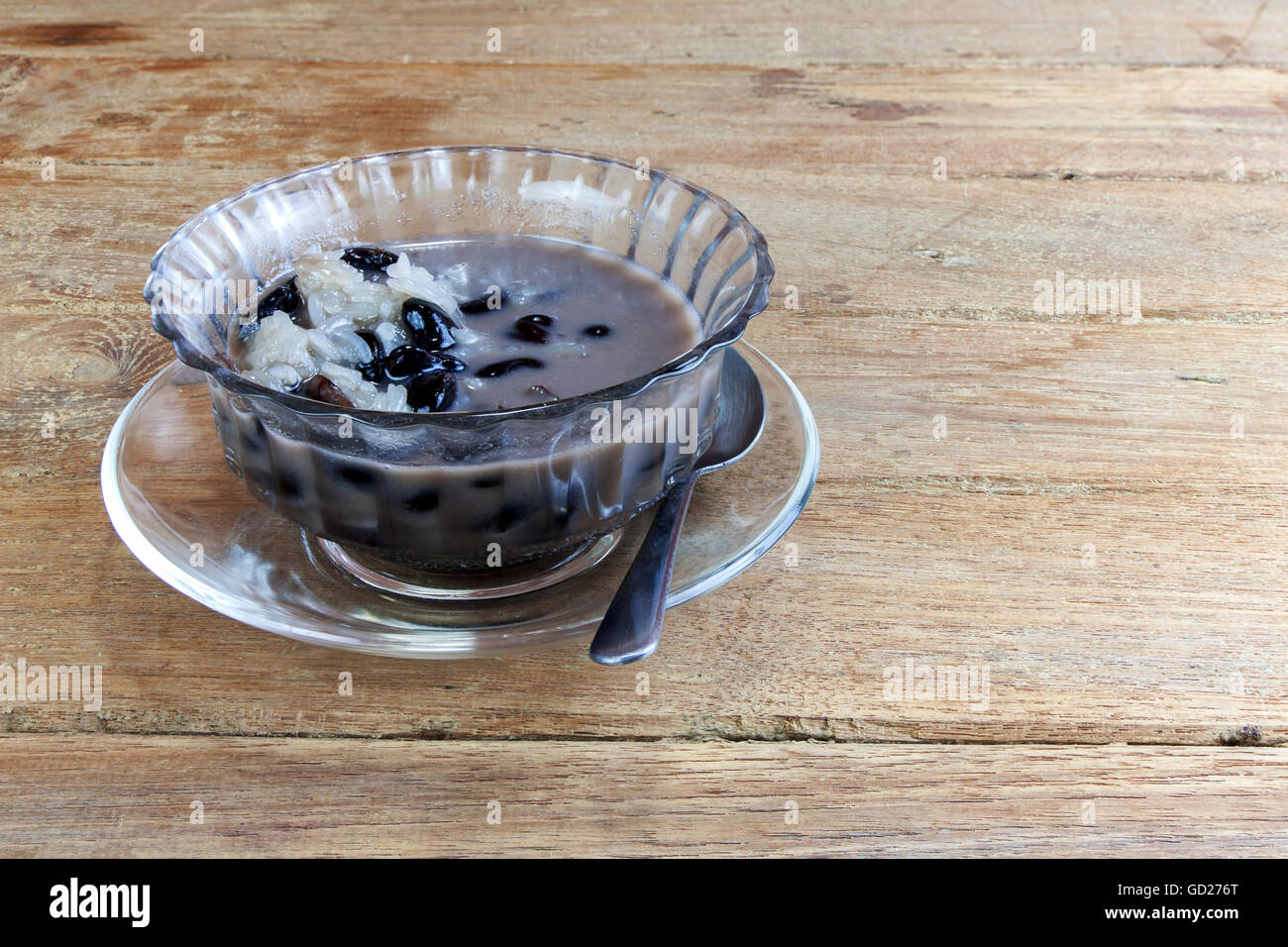 Le Riz collant doux et haricots noirs dans le lait de coco. Dessert thaïlandais sur table en bois Banque D'Images