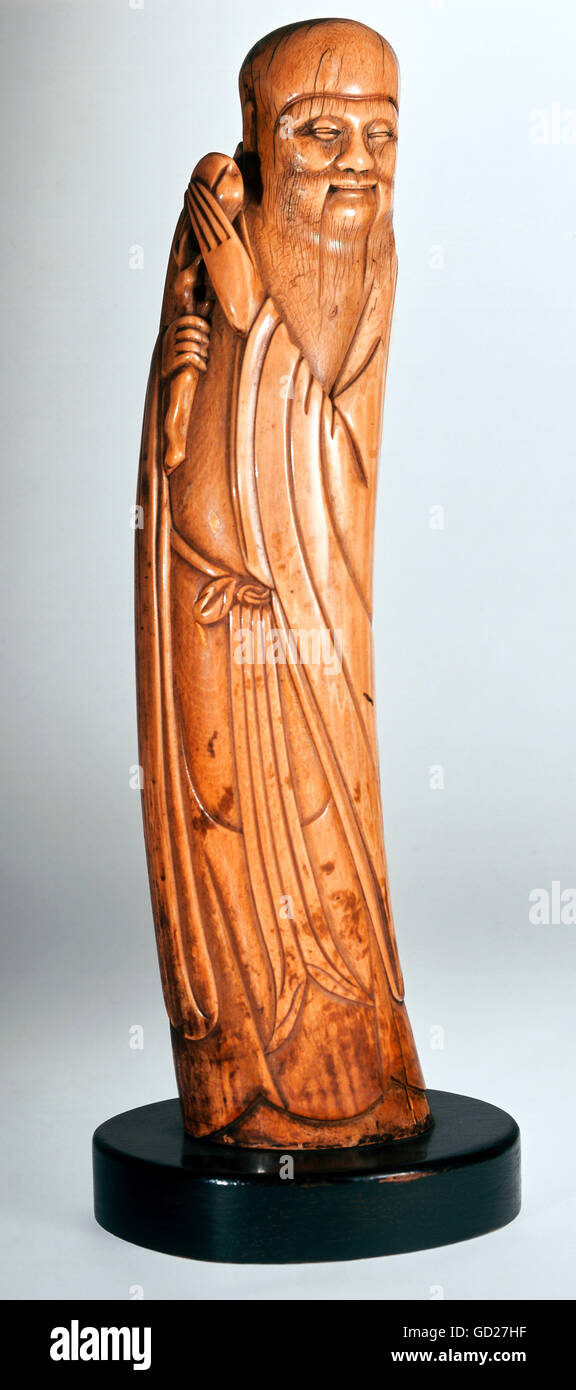 Beaux-arts, de la Chine, dynastie Ming, Shou-Lao permanent avec la branche et pêche, dent d'ivoire coupées, hauteur : 30 cm, 17e siècle, l'artiste n'a pas d'auteur pour être effacé Banque D'Images