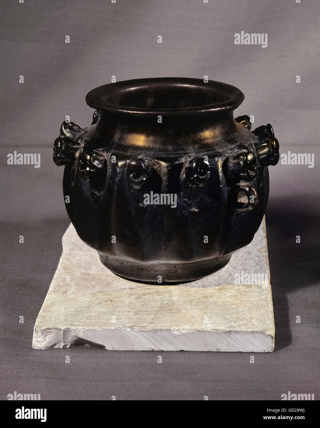 Les beaux-arts, l'ancien monde, l'Empire byzantin, la sculpture, le mortier avec têtes de dragon, bronze, 6e siècle, collection privée, l'artiste n'a pas d'auteur pour être effacé Banque D'Images