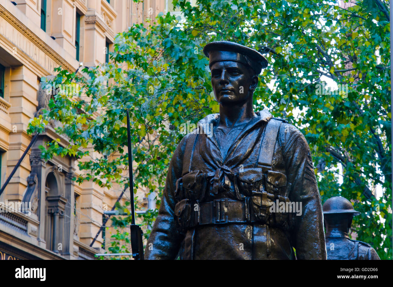 Des statues en bronze d'un marin et d'un soldat australien sont hautes à Martin place, Sydney, Australie, dans le cadre du Cenotaph commémorant la première Guerre mondiale Banque D'Images