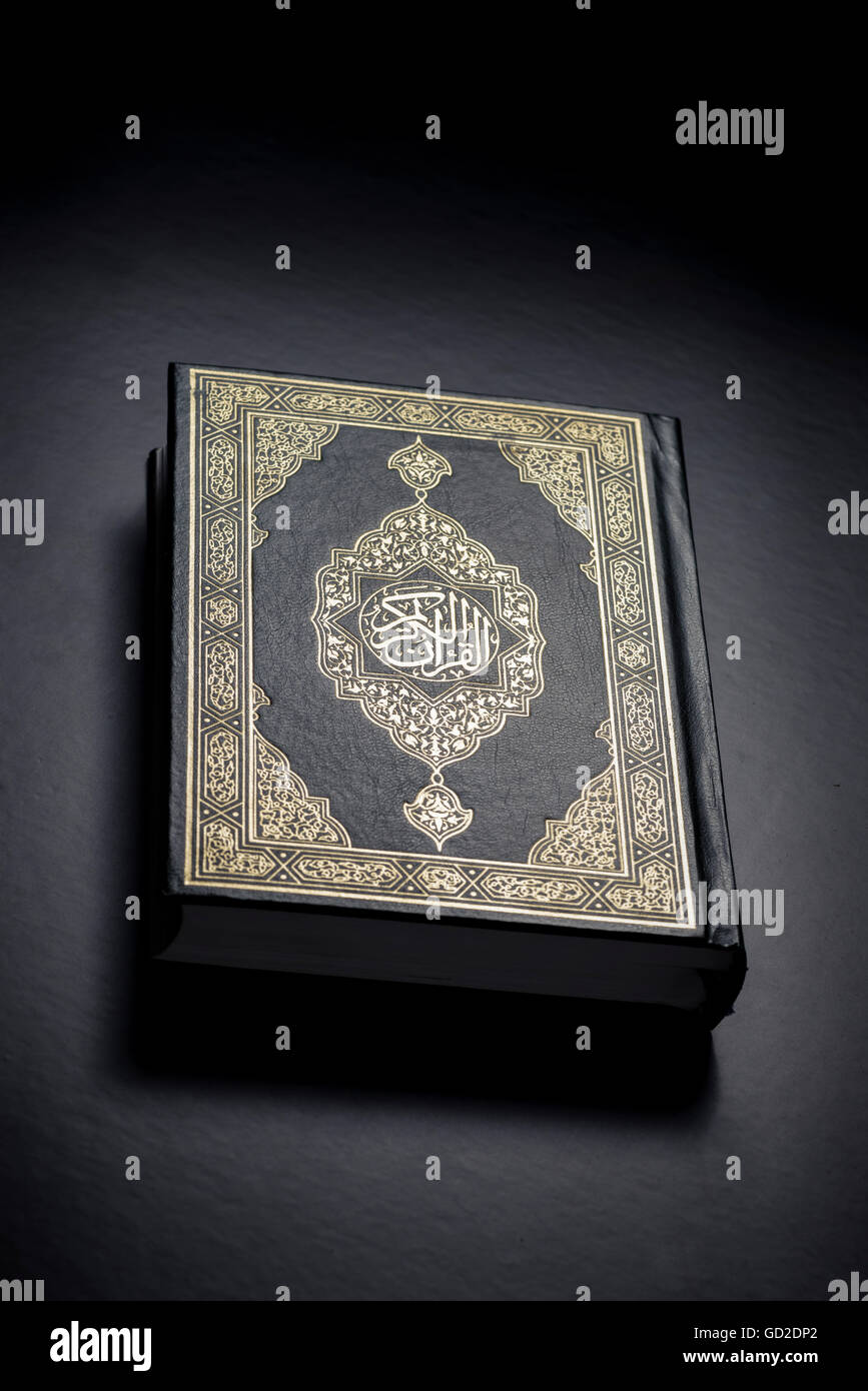 Le livre saint de l'islam Coran sur fond noir Banque D'Images