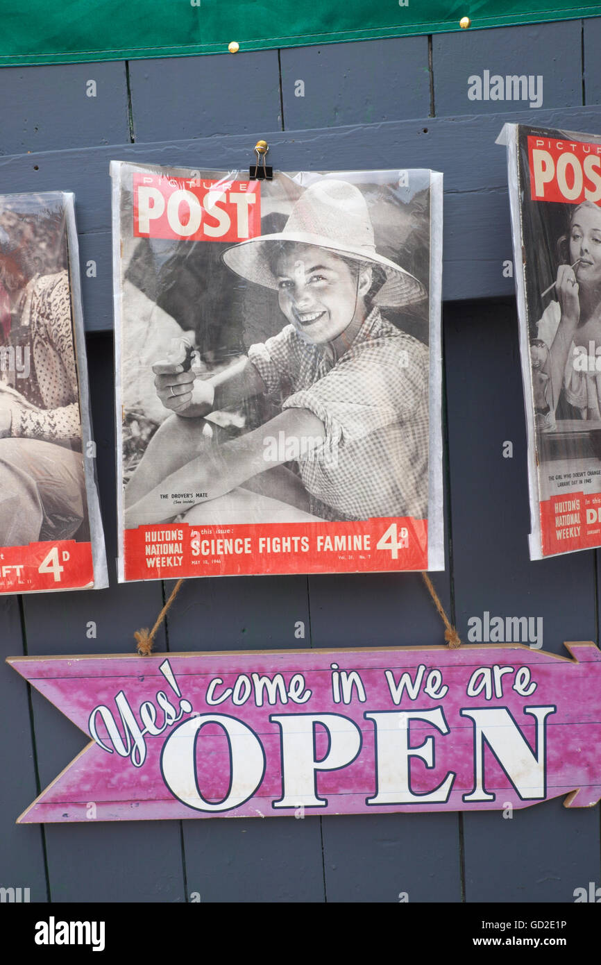 Photo Post magazine à partir de 1946 à la vente dans une librairie d'occasion à Hay-on-Wye, au Pays de Galles Banque D'Images