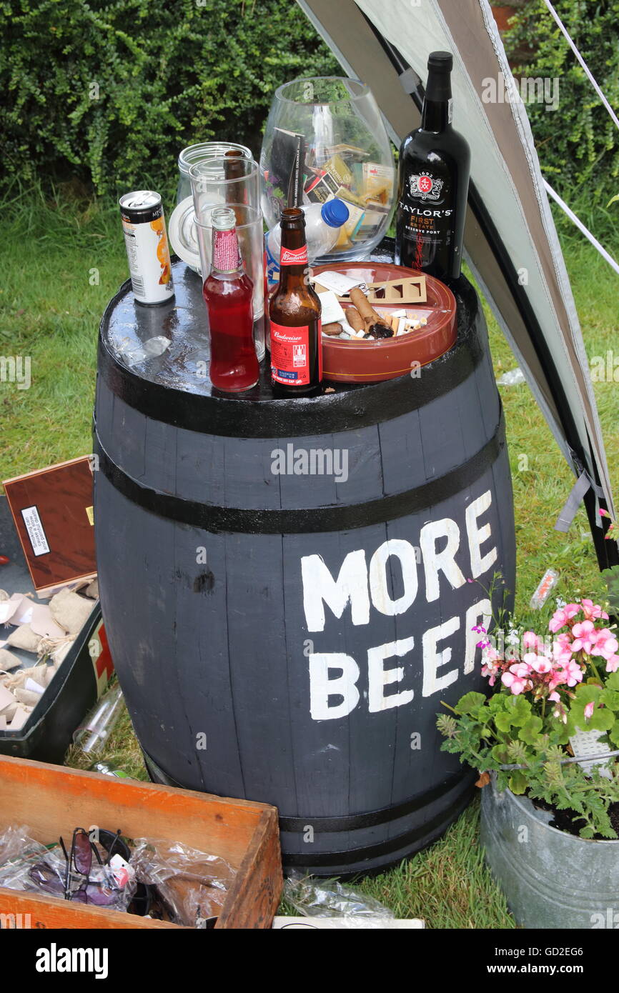 2 JUILLET 2016, PORTSMOUTH, ANGLETERRE: Les restes de canettes de bière et de bouteilles de vin dans un vieux baril de bière vintage après une fête à Portsmouth, Angleterre Banque D'Images