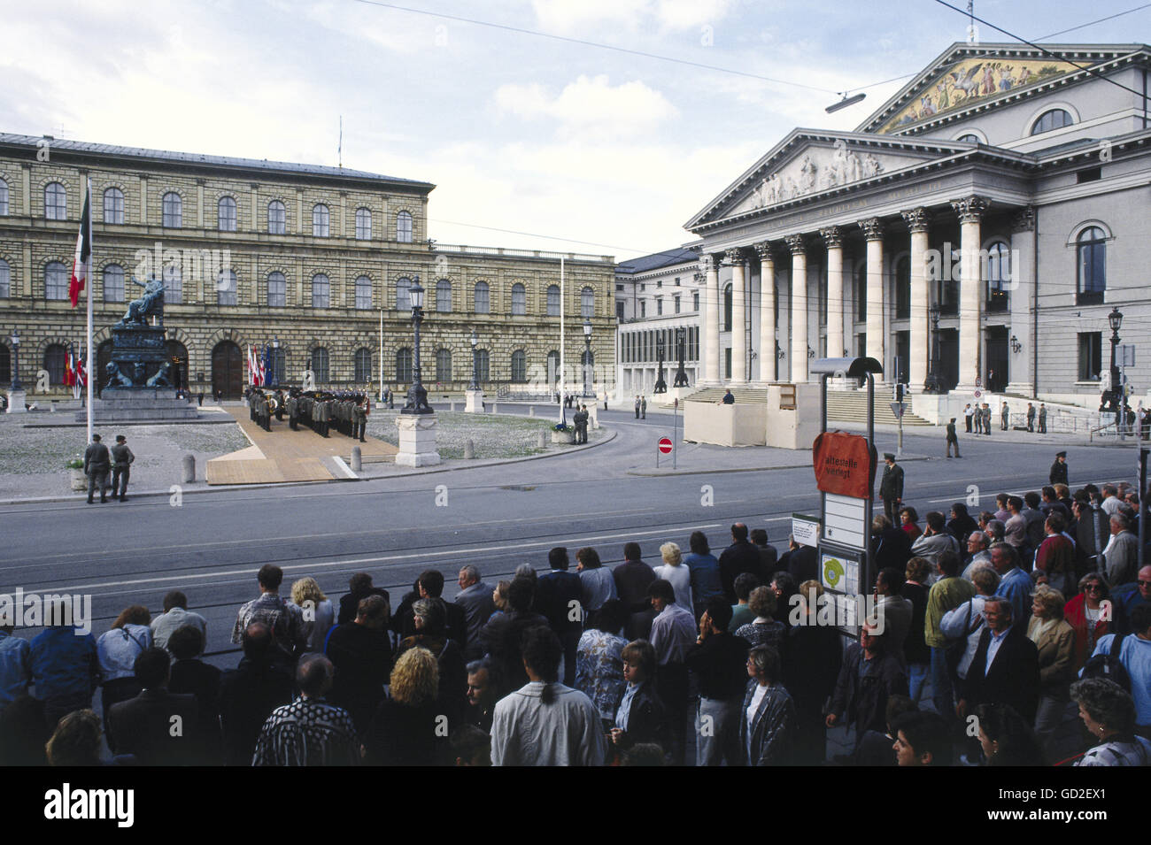 Politique, conférences, sommet du G-7, Munich, 6.- 8.7.1992, préparation de la réception des invités d'Etat, Max-Joseph-Platz, 6.7.1992, Max Joseph Platz, police, armée, Bundeswehr, débardeurs, public, foule, conférence du G7, gens, Bavière, Allemagne, années 1990, 90, 20e siècle, historique, historique, historique, droits supplémentaires-Clearences-non disponible Banque D'Images